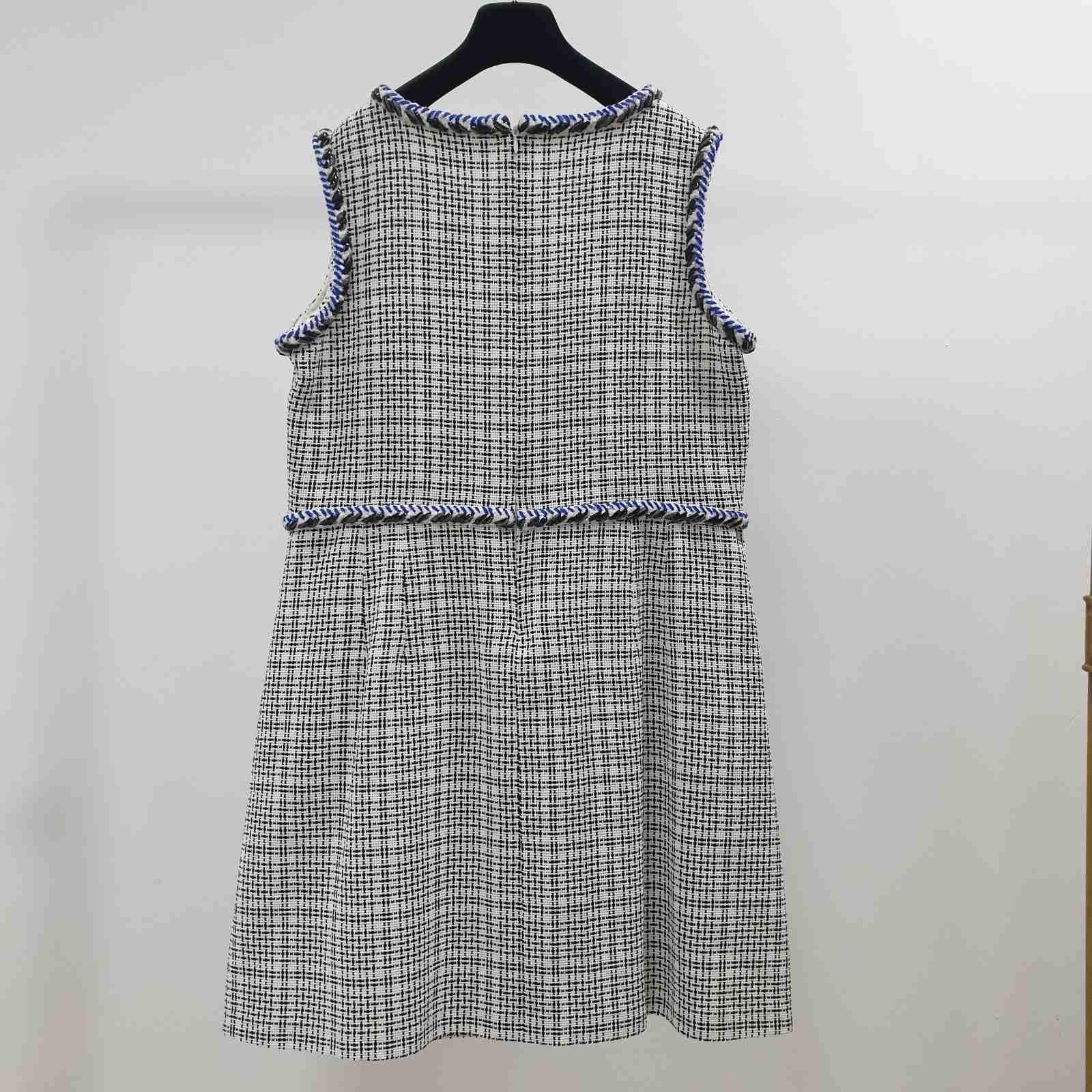 PRÉ-PRINTEMPS 2017 CHANEL ROBE EN TWEED SANS MANCHES
 Robe sans manches en tweed classique dans les coloris noir, bleu et blanc.
- Garniture à chevrons métalliques sur l'ensemble du corps.
- Col ras du cou avec détail fendu.
- Bouton CC argenté à la