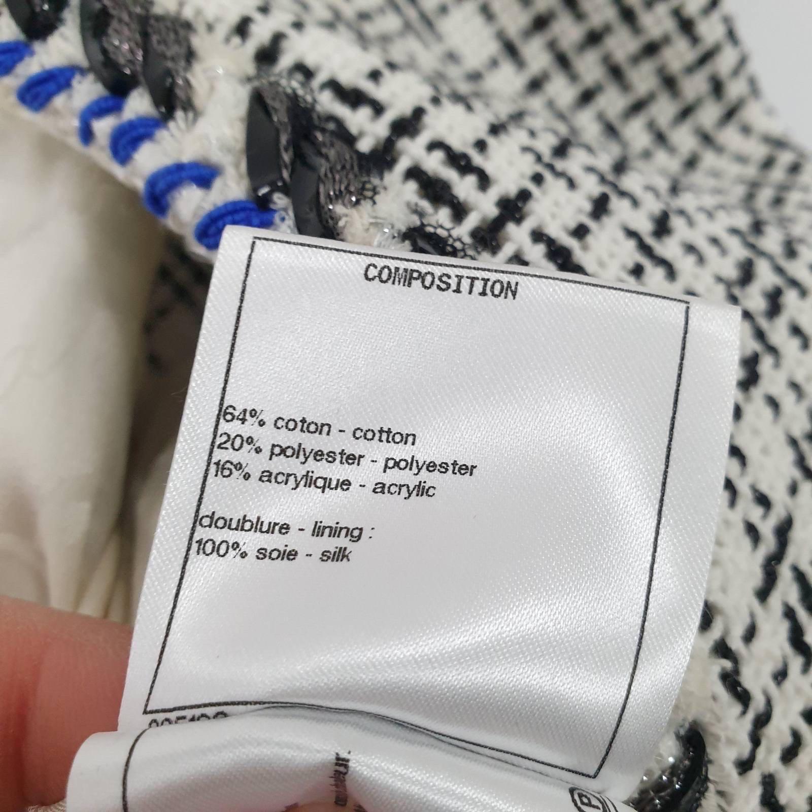 Gris CHANEL Robe sans manches à bordure à chevrons en tweed argenté blanc et bleu en vente