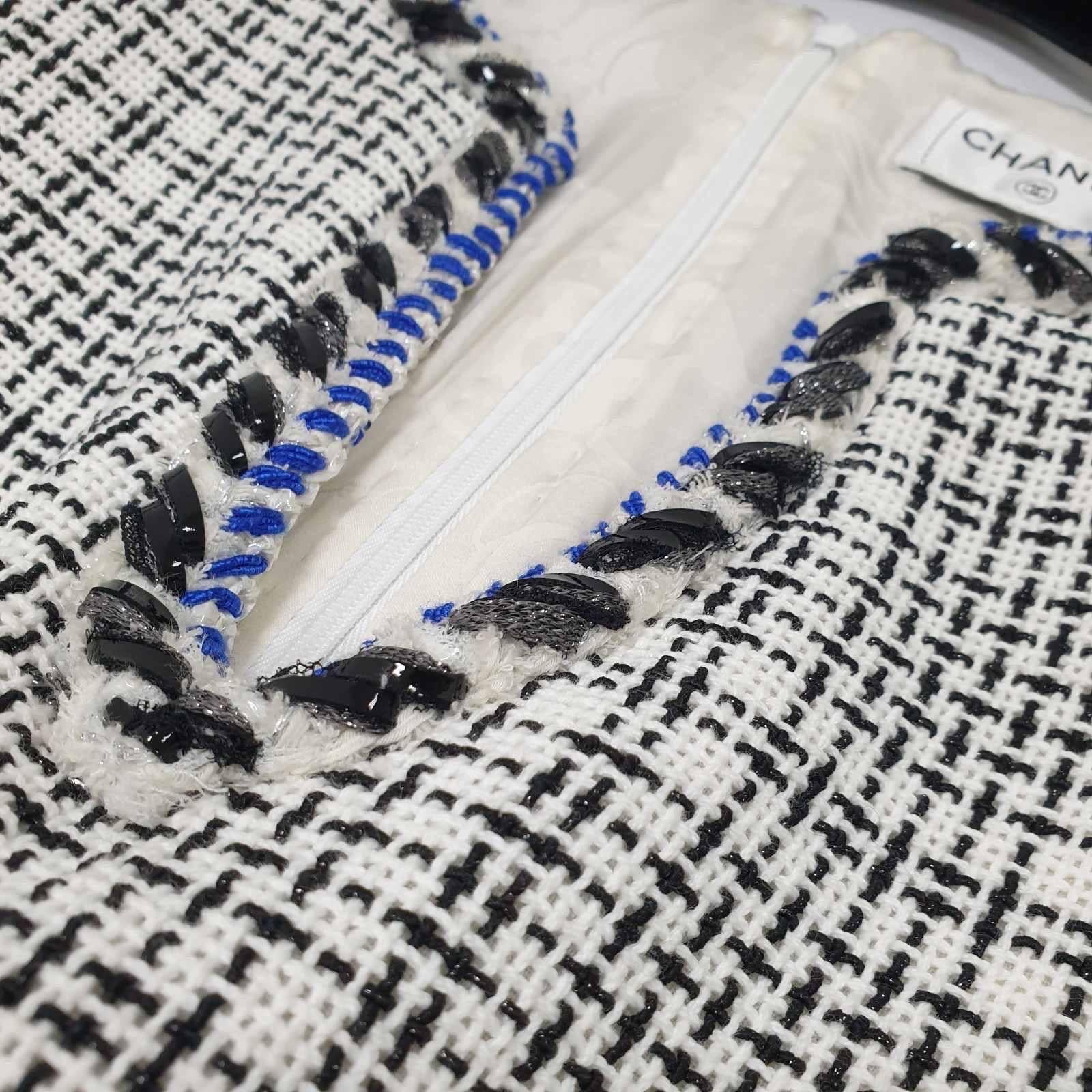CHANEL Robe sans manches à bordure à chevrons en tweed argenté blanc et bleu Excellent état - En vente à Krakow, PL