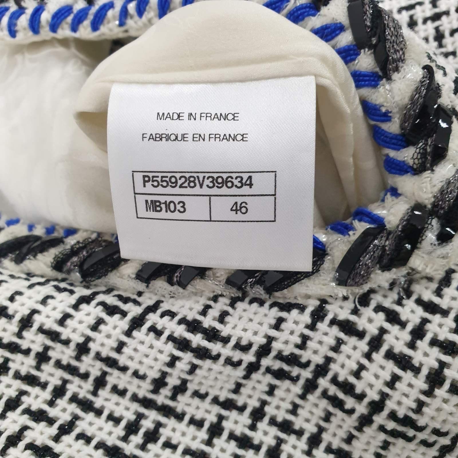 CHANEL Robe sans manches à bordure à chevrons en tweed argenté blanc et bleu Pour femmes en vente