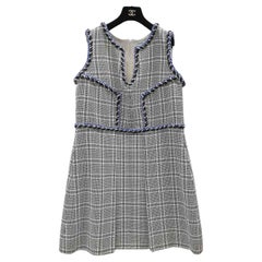 CHANEL Vestido sin mangas de tweed plateado con ribete de galón en blanco y azul 