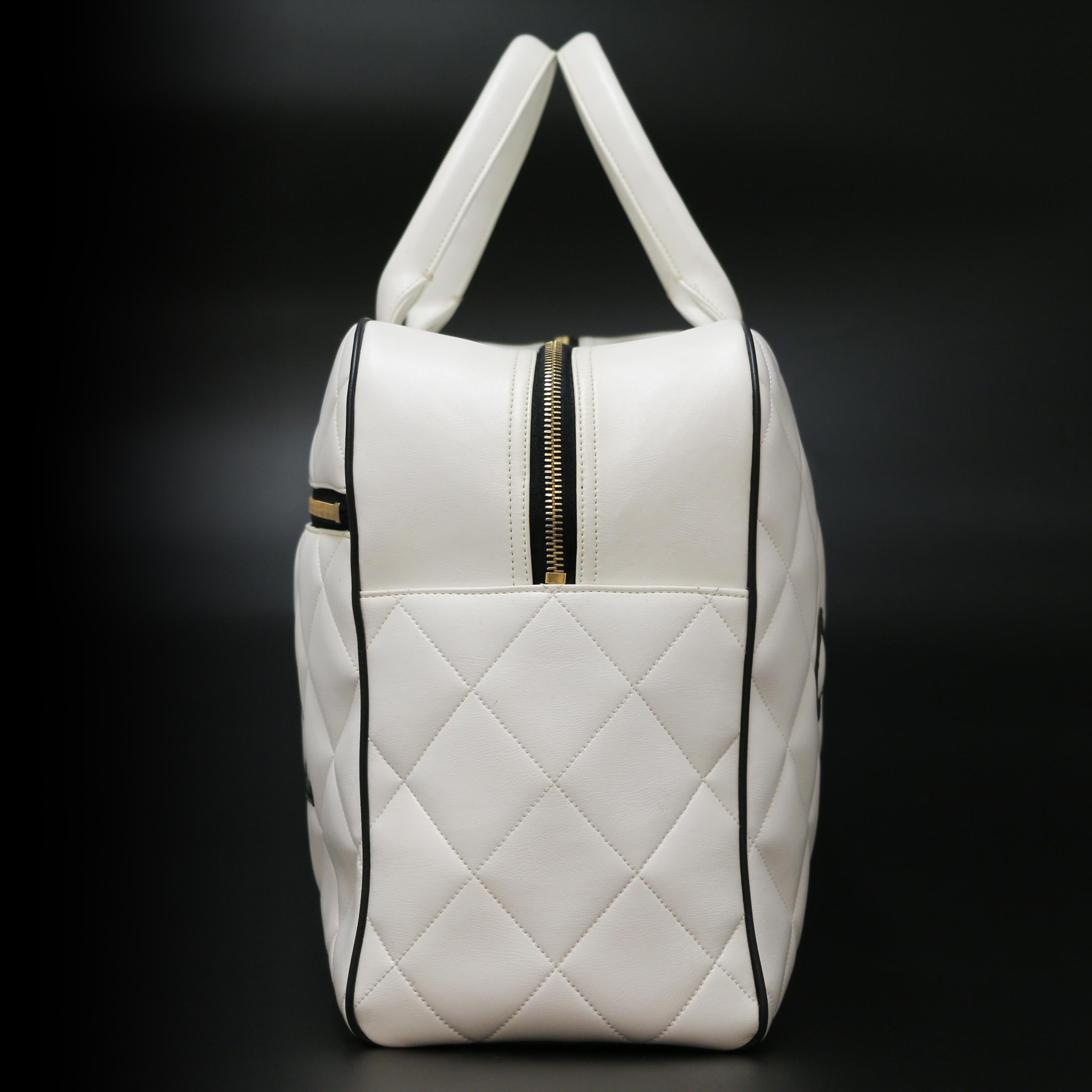 Vintage Chanel black and white bowling bag !

Condition : good because there are a few stains on the leather (see on pictures)
Made in France
Material : quilted lambskin leather
Color : white, black
Dimensions : 43 x 25 x 15 cm
Hologram :