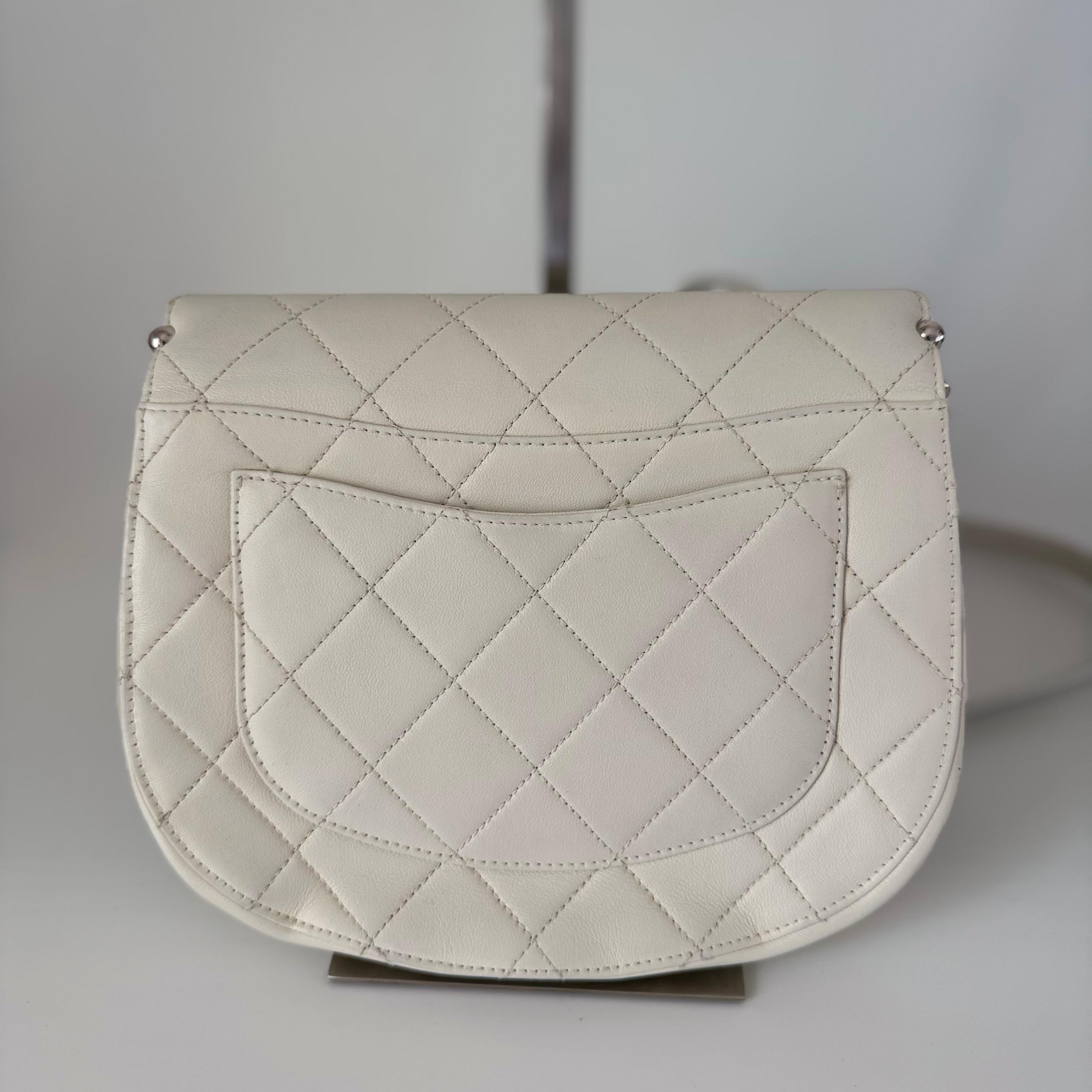 CONDITION: EXCELLENT

This previously owned and used item is in good condition with light signs of use. Light creases on the back. Color was professionally touched up on the corners. 

DETAILS:

circa 2018-19
Series 25xxxxxx

Calfskin