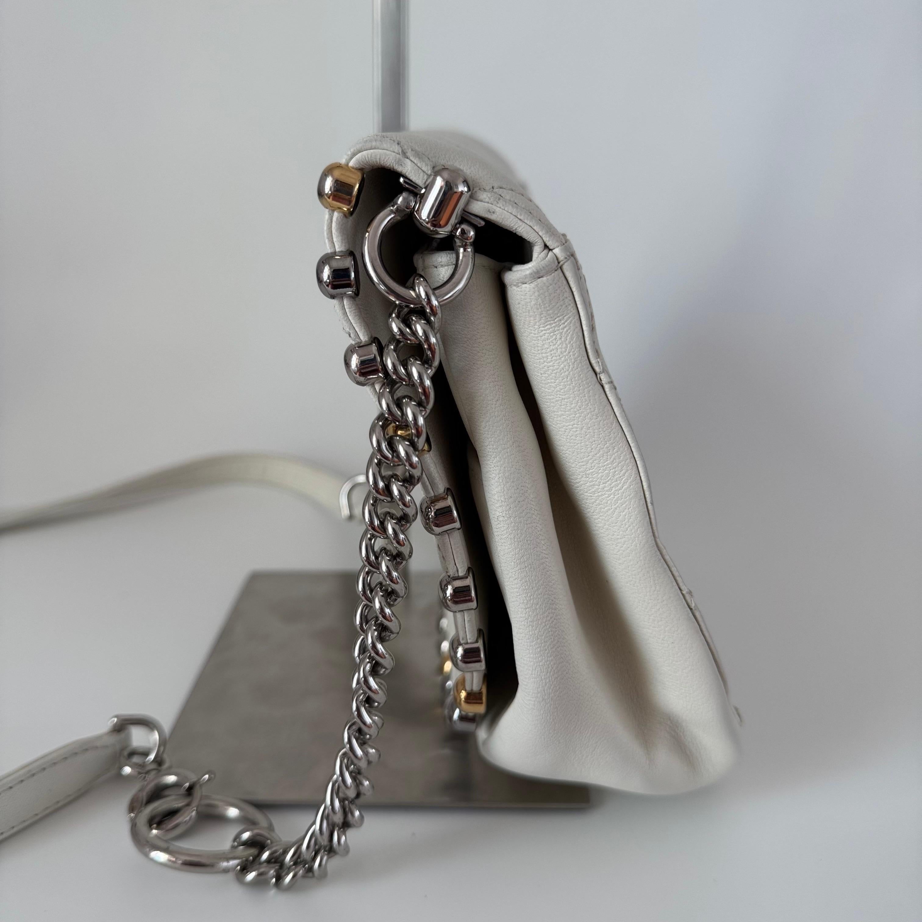 Chanel White Calfskin Leather Embellished Flap Saddle Bag, 2018-19 In Good Condition In AUBERVILLIERS, FR