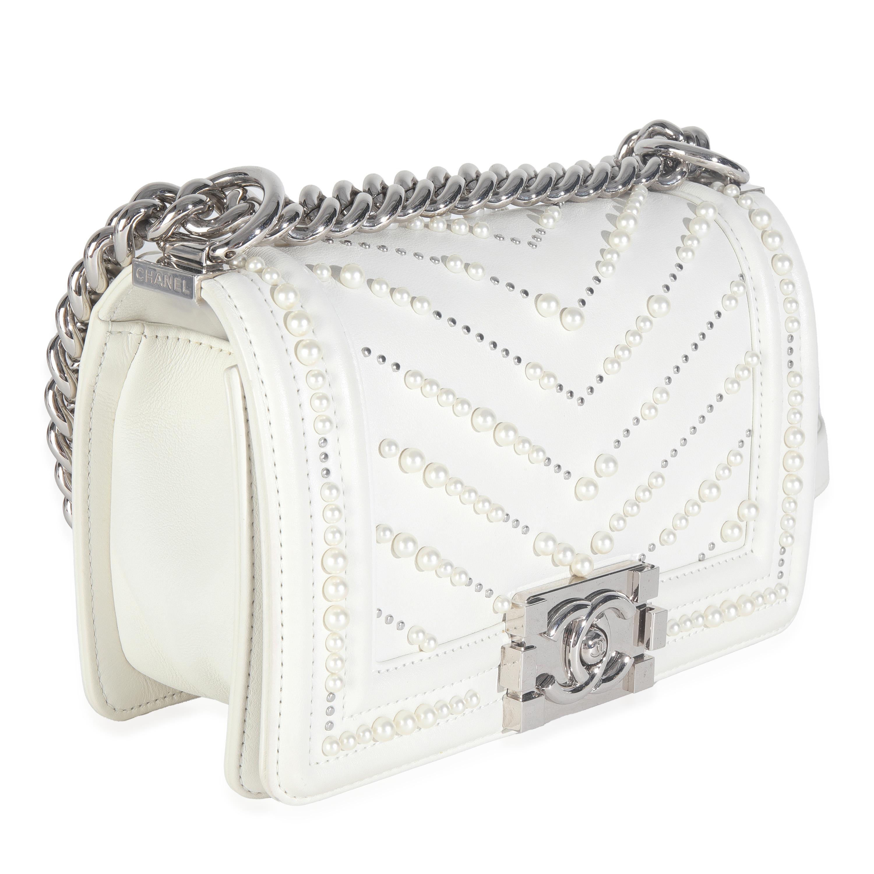 Blanc Chanel - Petit sac à main en cuir de veau blanc avec perles et chevrons en vente