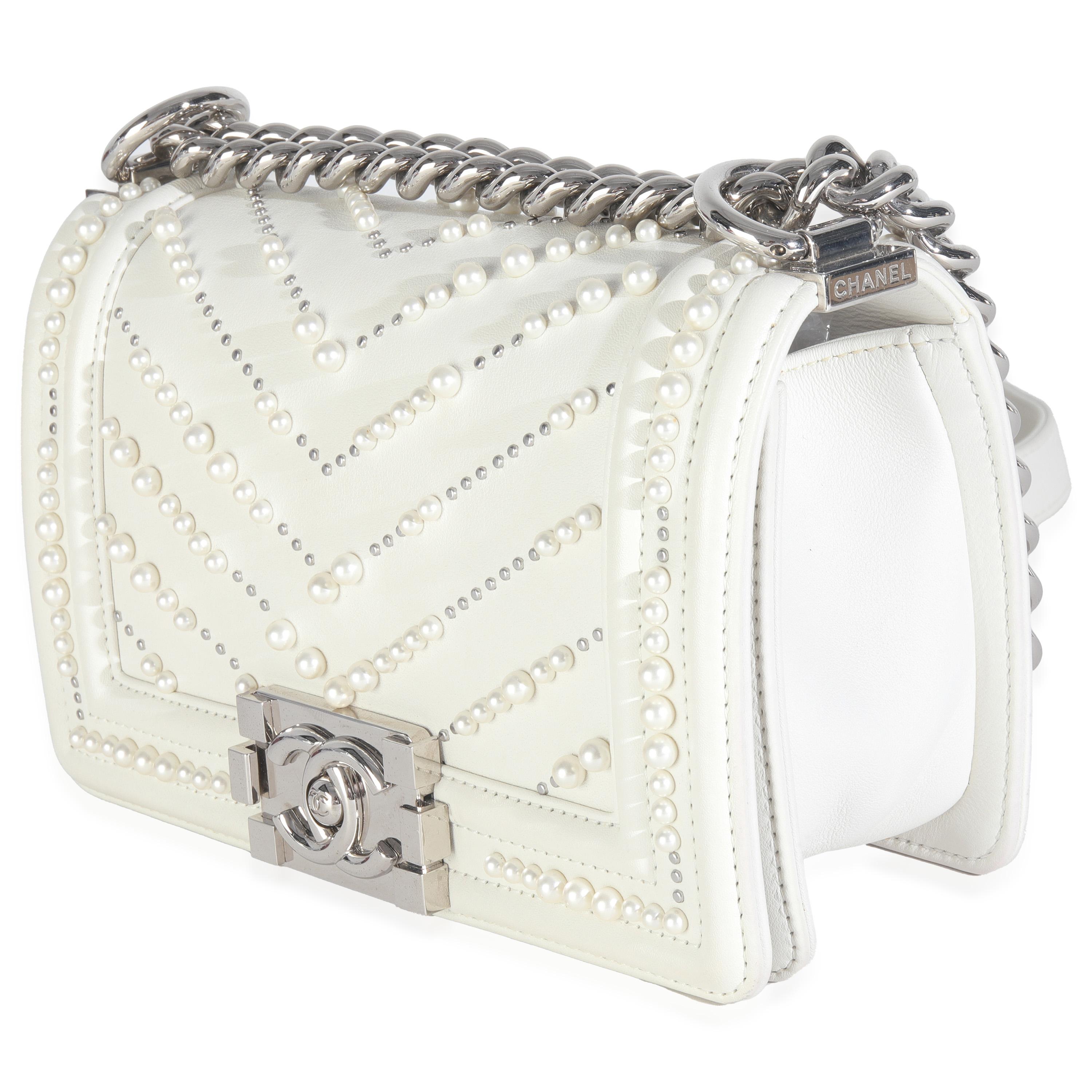 Chanel - Petit sac à main en cuir de veau blanc avec perles et chevrons Bon état - En vente à New York, NY
