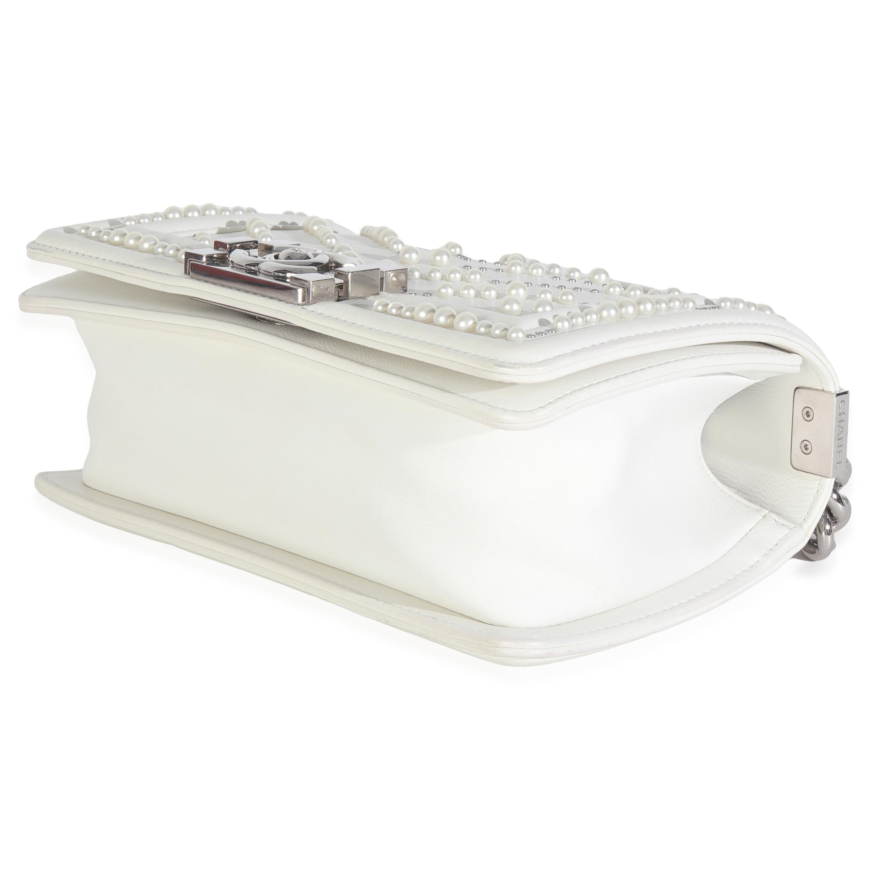 Chanel - Petit sac à main en cuir de veau blanc avec perles et chevrons Pour femmes en vente