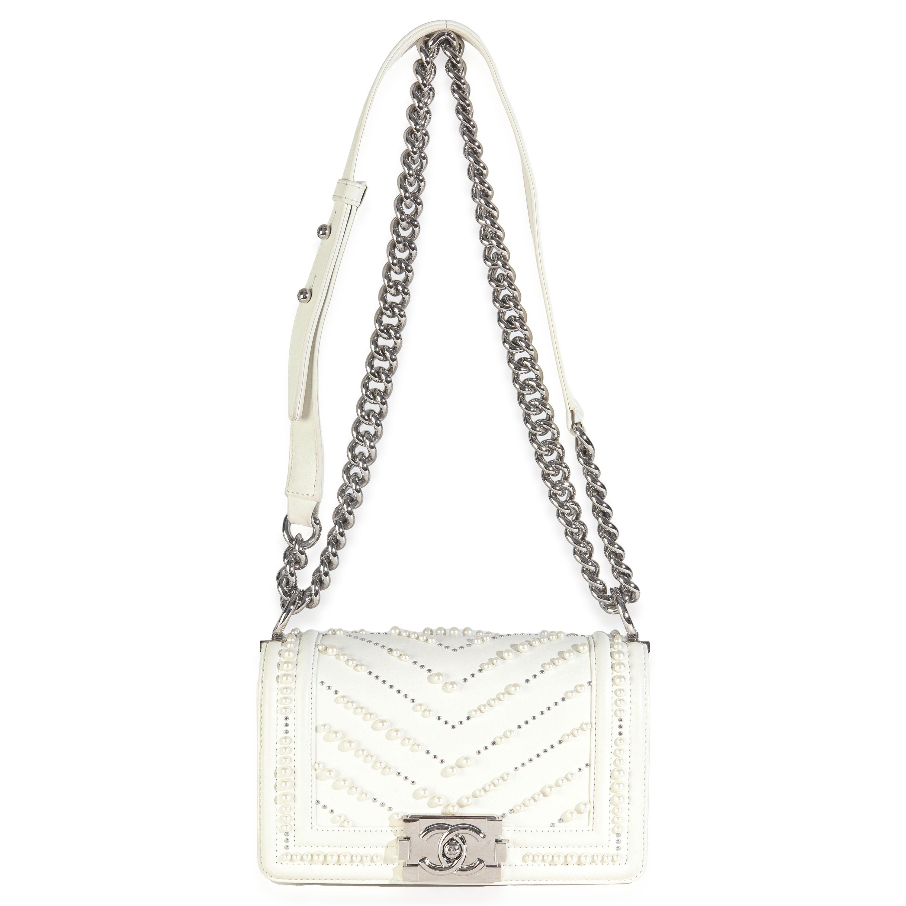 Chanel - Petit sac à main en cuir de veau blanc avec perles et chevrons en vente 1