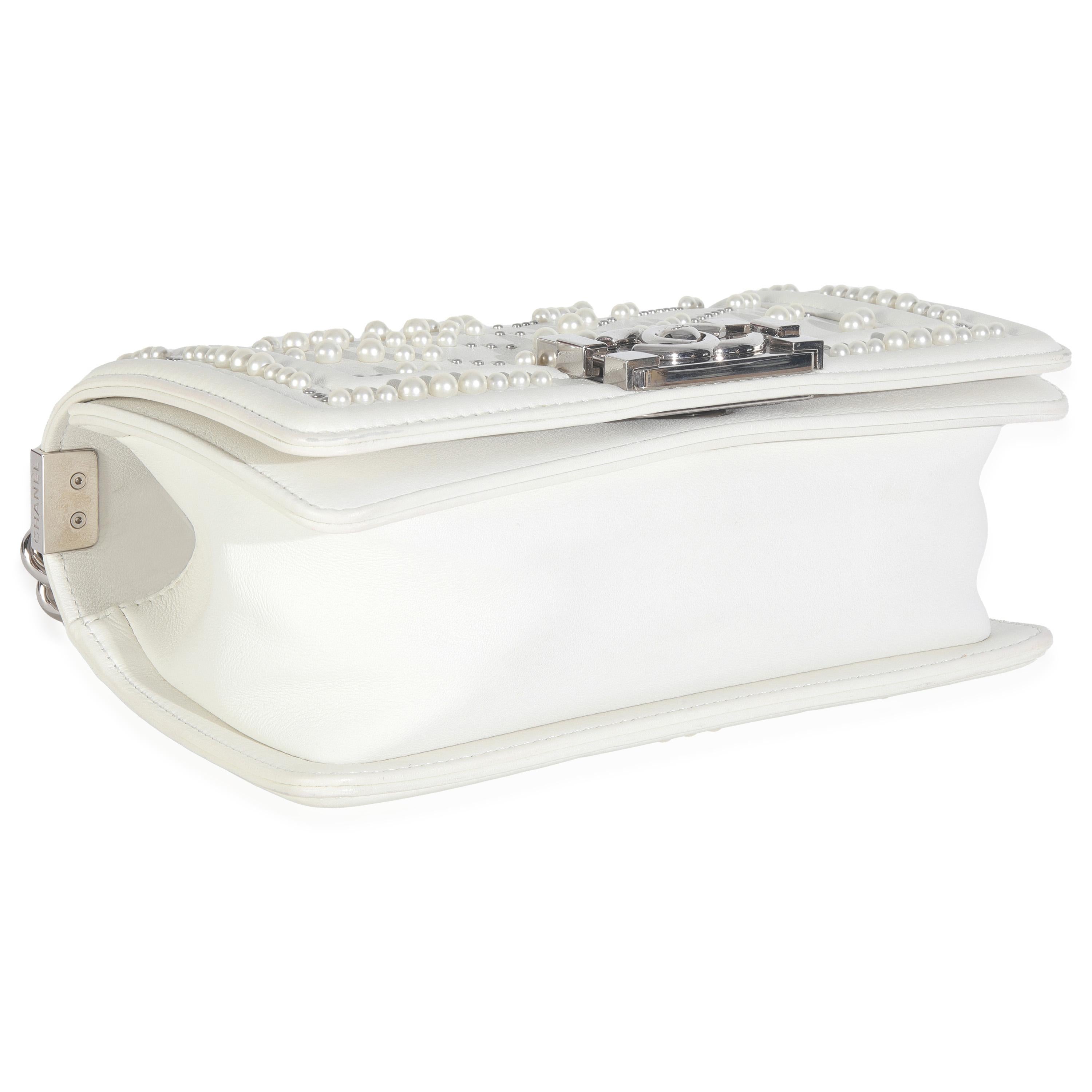 Chanel - Petit sac à main en cuir de veau blanc avec perles et chevrons en vente 2