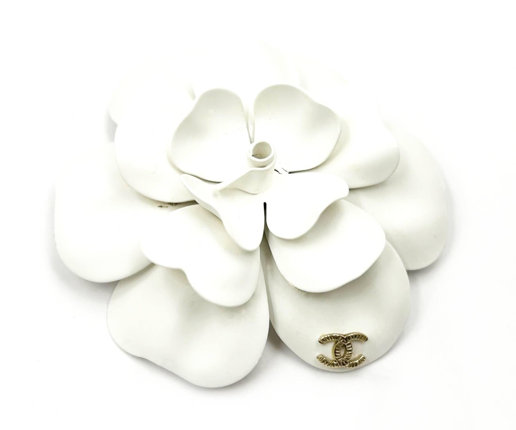 Chanel White Camellia Gold CC Large Brooch

*Marked 09
*Made in France
*Comes with the original box and dustbag

-It's approximately 2.5