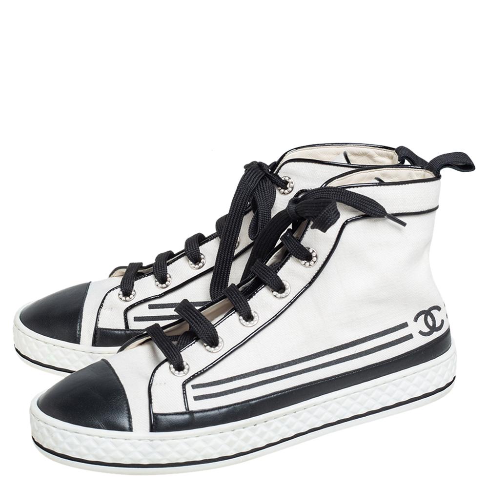 Chanel White Canvas And Leather CC Cap Toe Pearl High Top Sneakers Size 40 In Good Condition In Dubai, Al Qouz 2