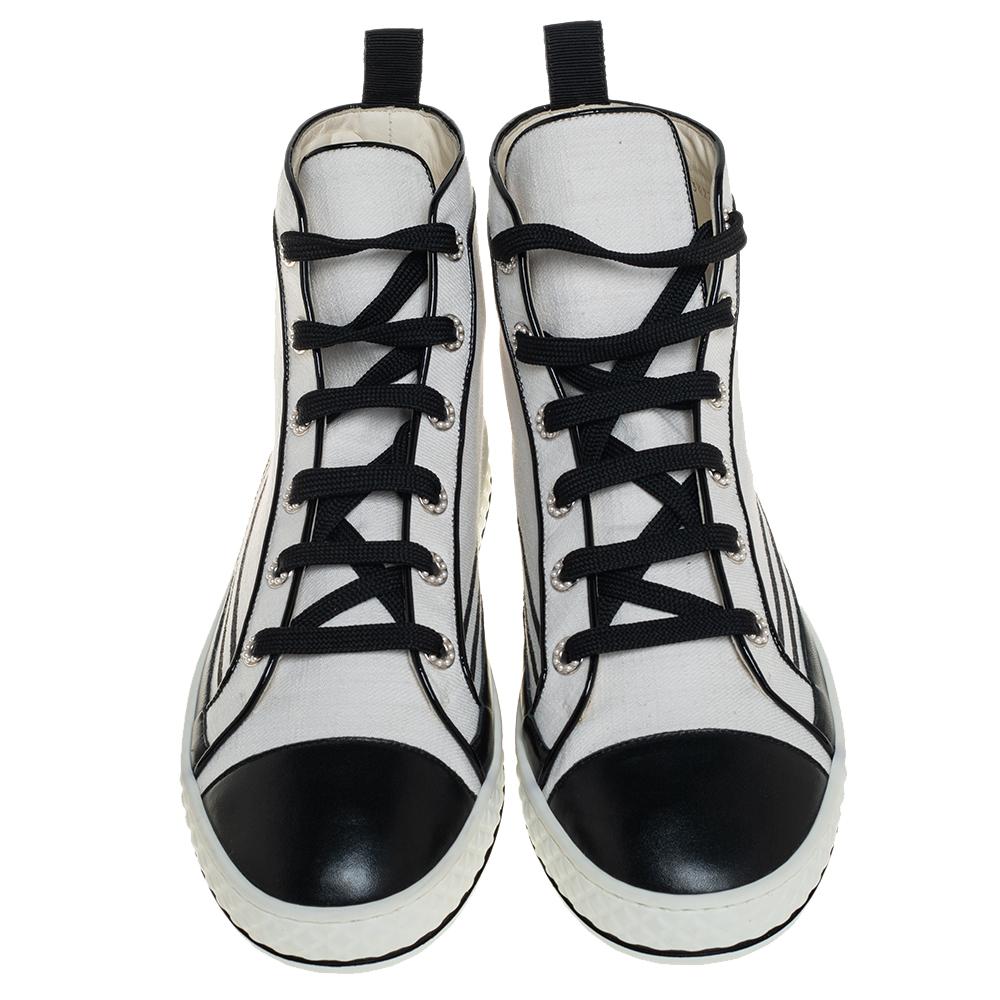 Dieses Paar Chanel-Sneaker mit Zehenkappe aus hochwertigem Canvas und Leder ist ein unverzichtbarer Bestandteil Ihrer Garderobe. Die Turnschuhe passen zu jedem Outfit. Sie sind mit Perlen verziert:: stilvoll und strapazierfähig - das perfekte Paar::