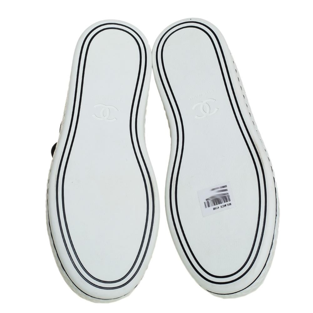 Chanel Weiß Segeltuch und Leder CC Cap Toe Perle High Top Sneakers Größe 41 im Zustand „Neu“ in Dubai, Al Qouz 2