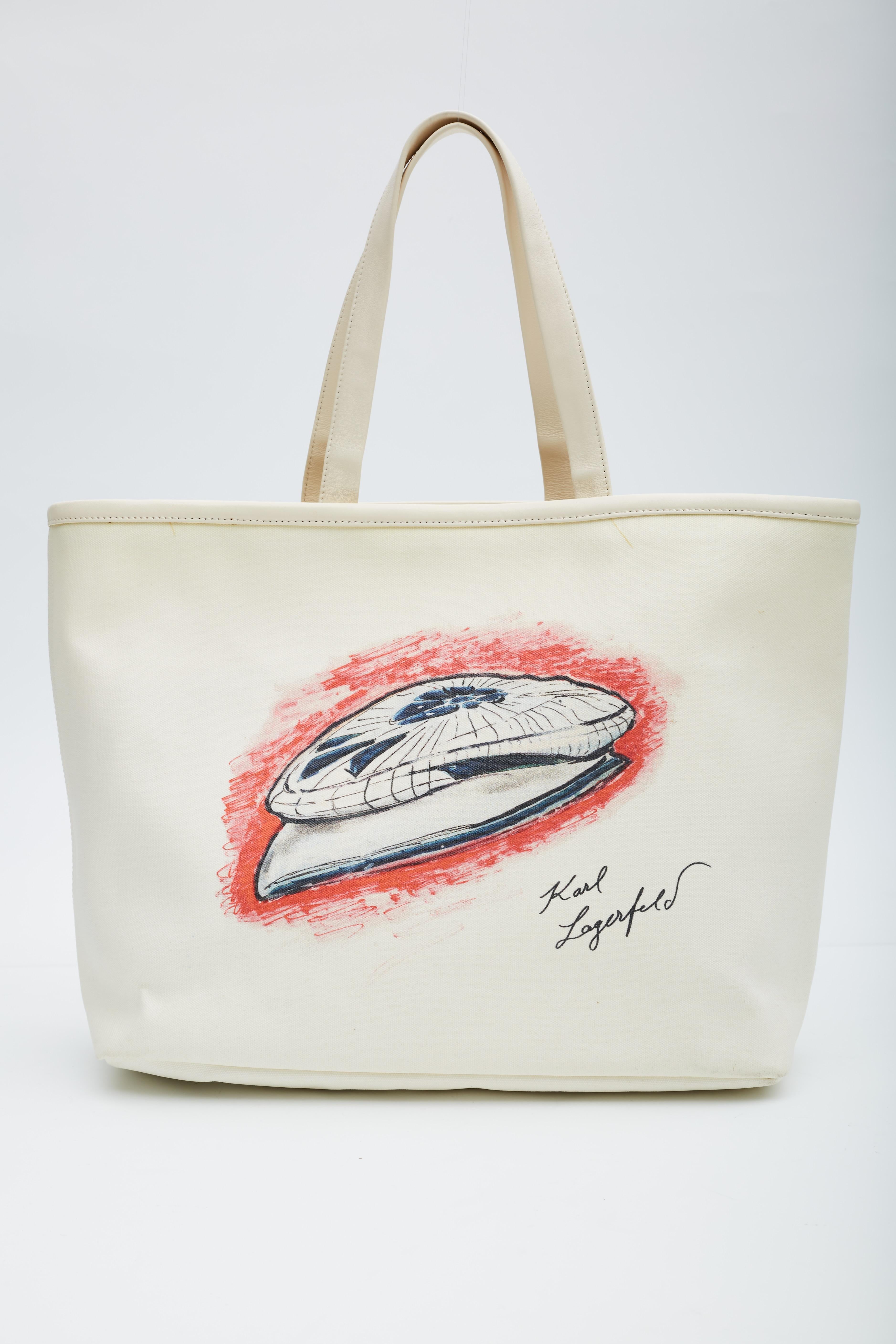 Grigio Chanel Tela Bianca Karl Lagerfeld Mobile Art Tote Edizione Limitata (Circa 2008)