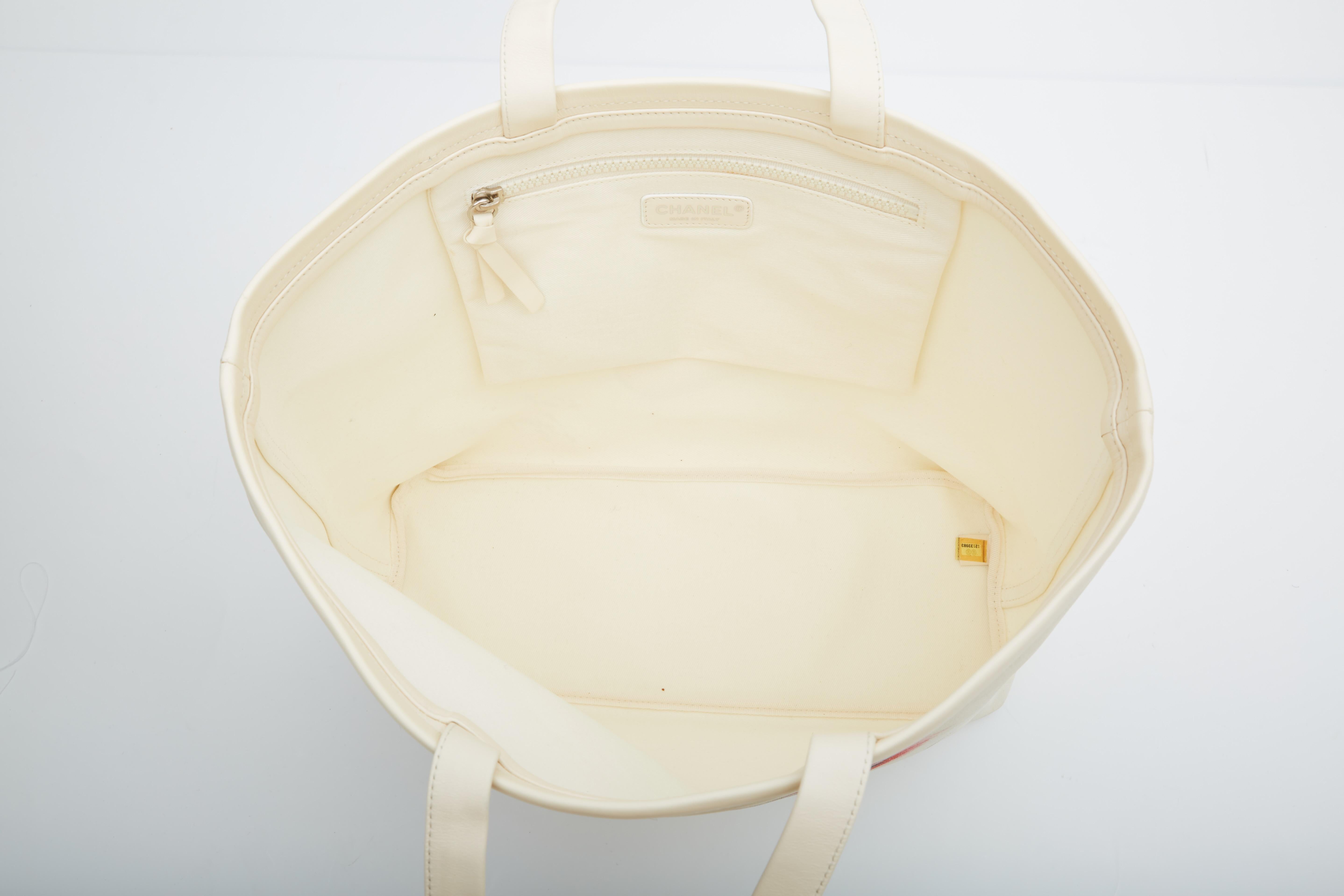 da uomo o donna Chanel Tela Bianca Karl Lagerfeld Mobile Art Tote Edizione Limitata (Circa 2008)