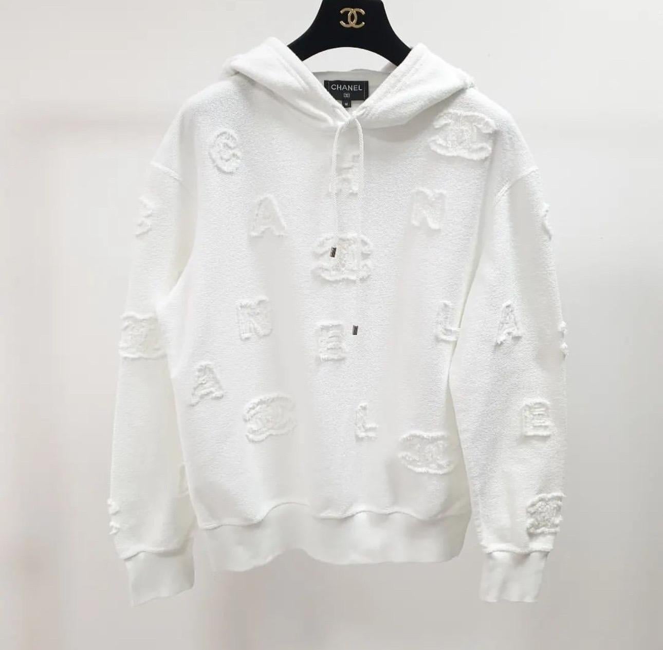2 pieces set
White cotton sweatshirt from 2022 Fall/Winter.
And pants 
Casual fit. Sponge fabric touch. Covered with CC logo and Chanel letters embroideries. Adjustable hood and cotton drawstrings with silver-tone metallic ends. Long sleeves with