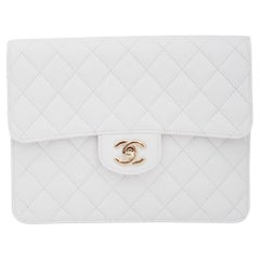 Klassische zeitlose Chanel-Clutch aus weißem Kaviarleder mit Klappe 2020