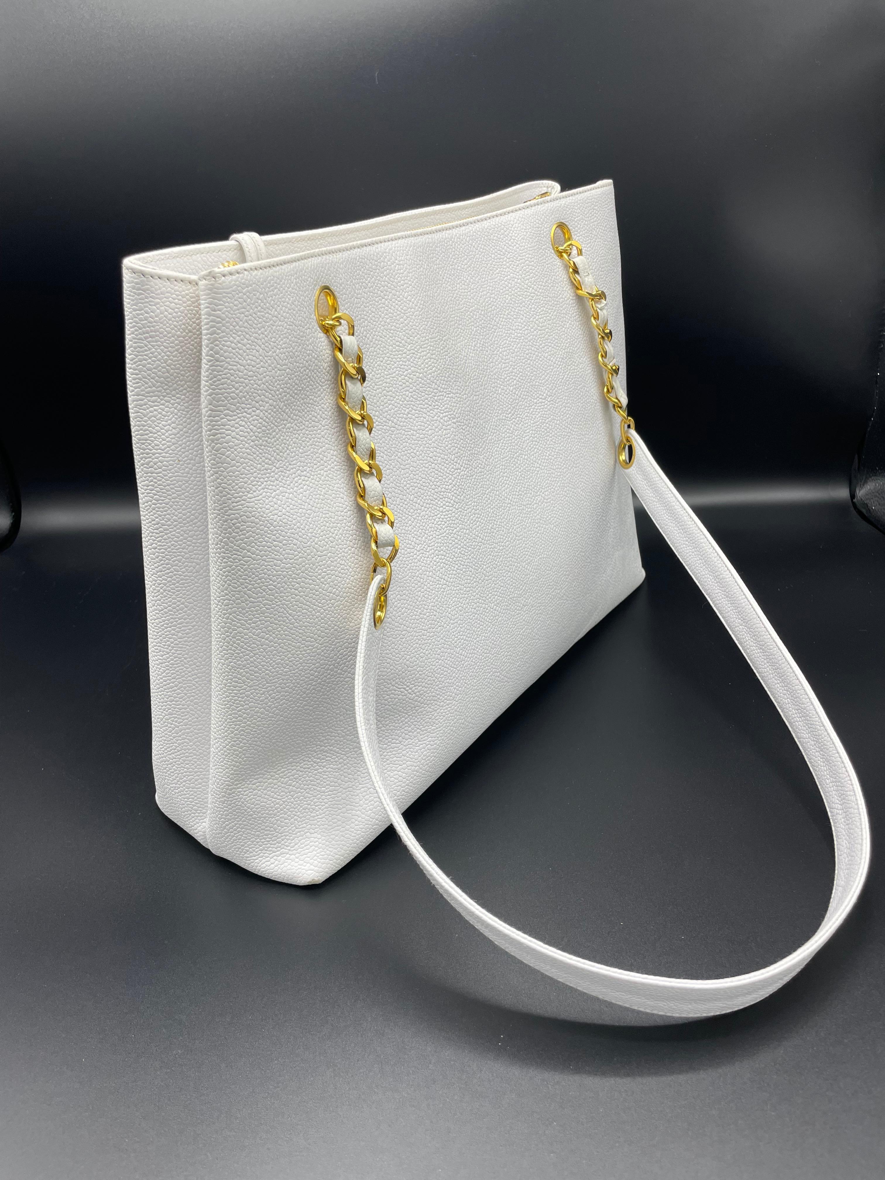 Chanel Weiße Kaviarleder-Tragetasche mit Fronttasche im Angebot 6