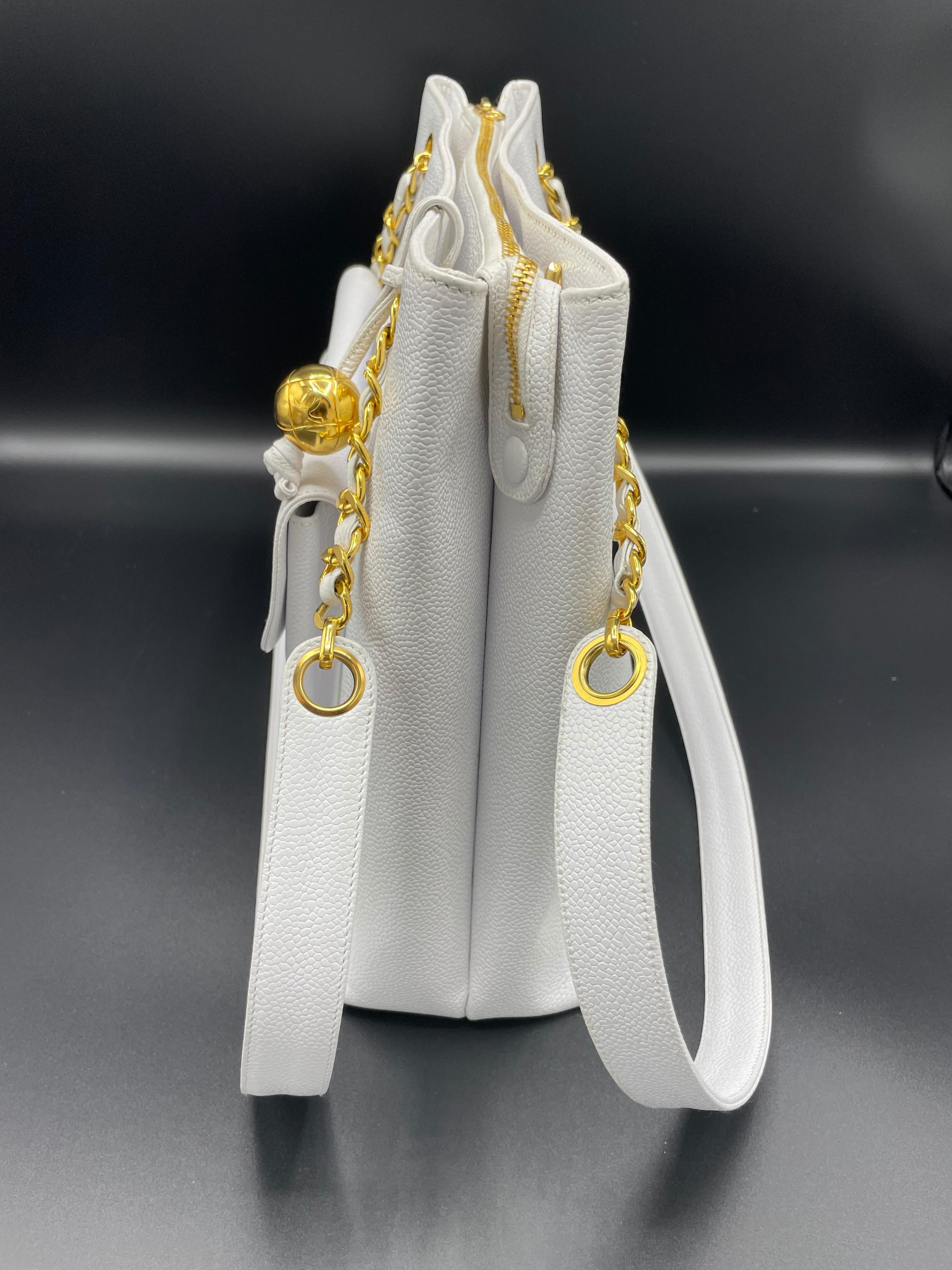 Chanel Weiße Kaviarleder-Tragetasche mit Fronttasche im Angebot 7