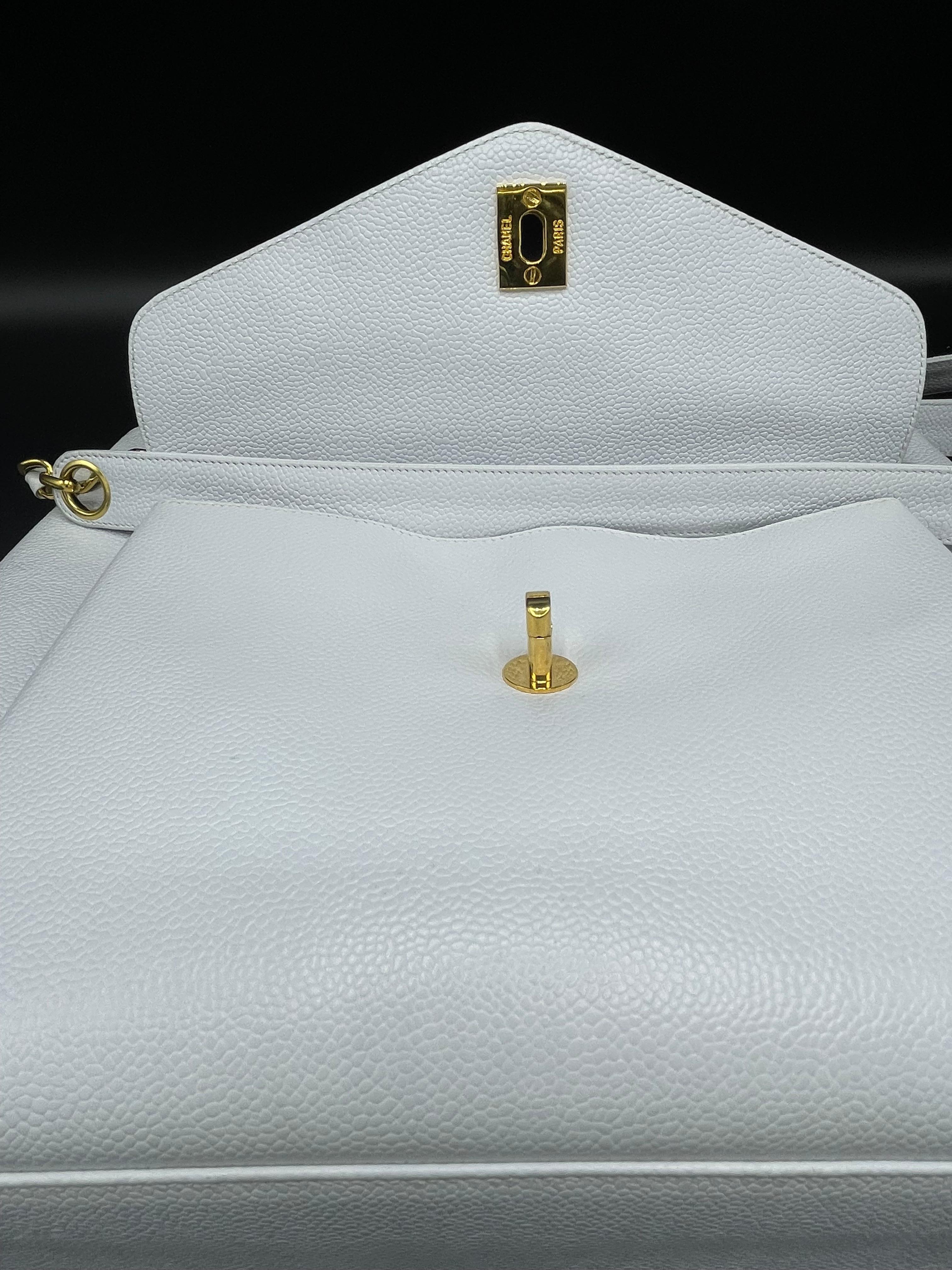 Chanel Weiße Kaviarleder-Tragetasche mit Fronttasche im Angebot 11