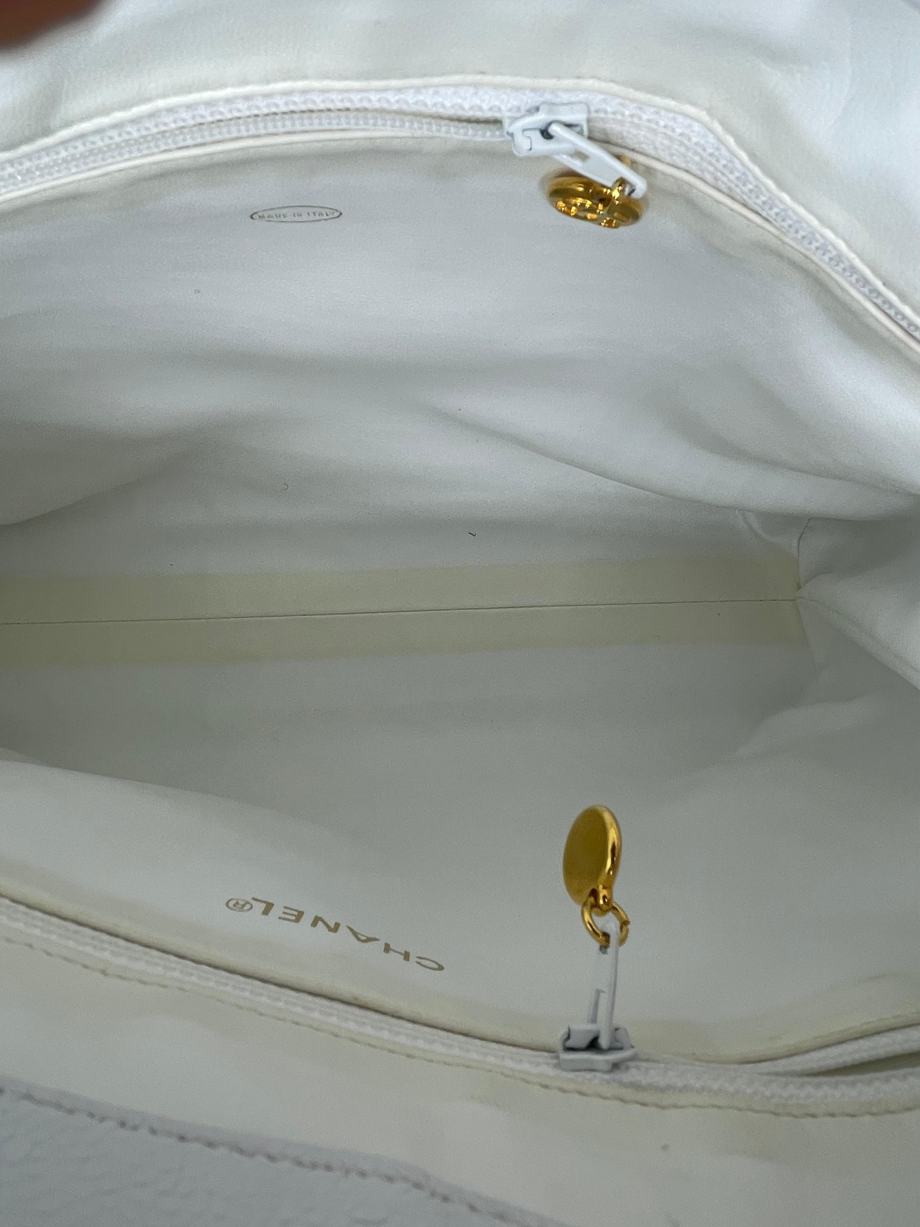 Chanel Weiße Kaviarleder-Tragetasche mit Fronttasche im Angebot 14