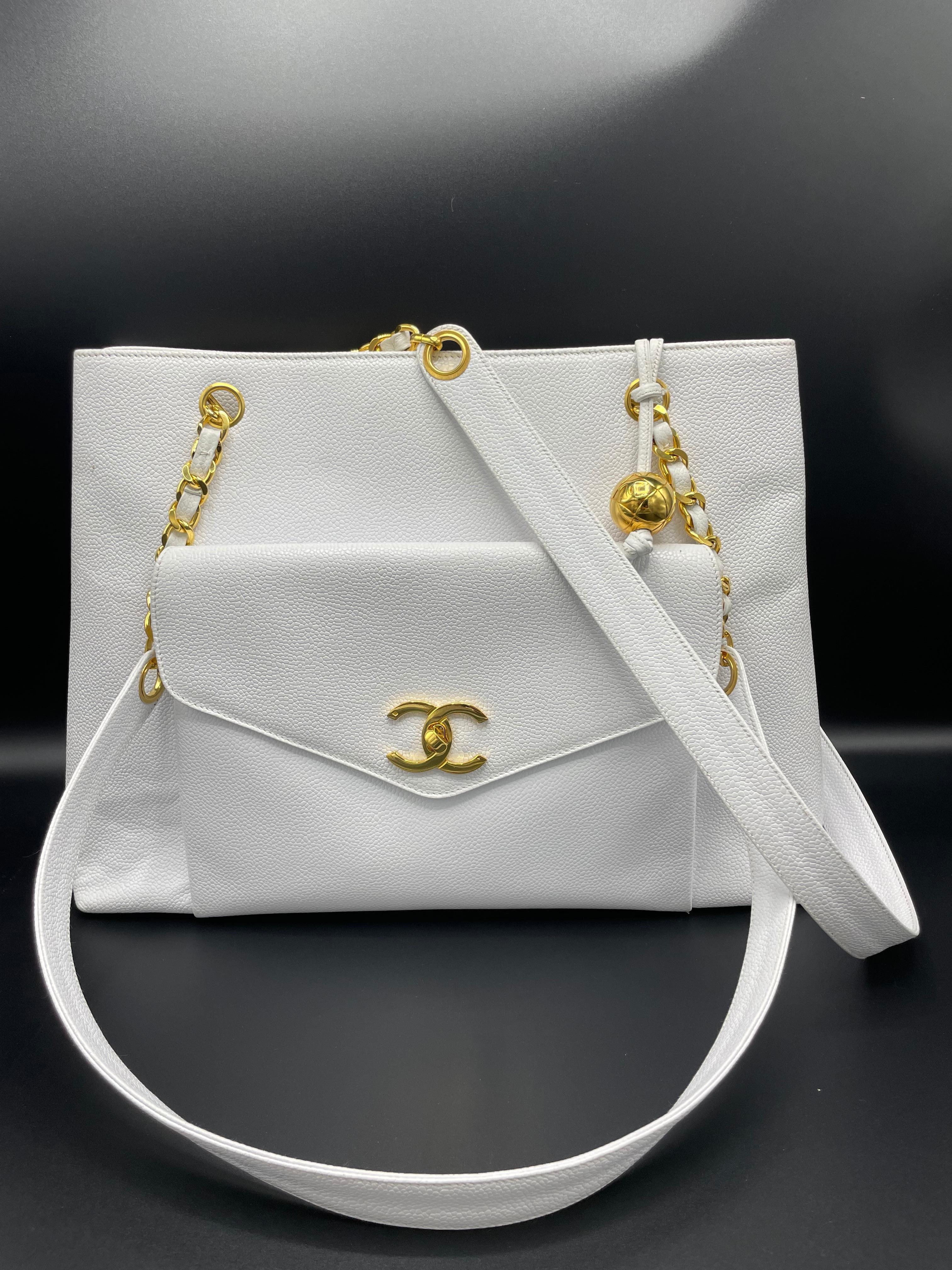 Chanel Weiße Kaviarleder-Tragetasche mit Fronttasche (Grau) im Angebot