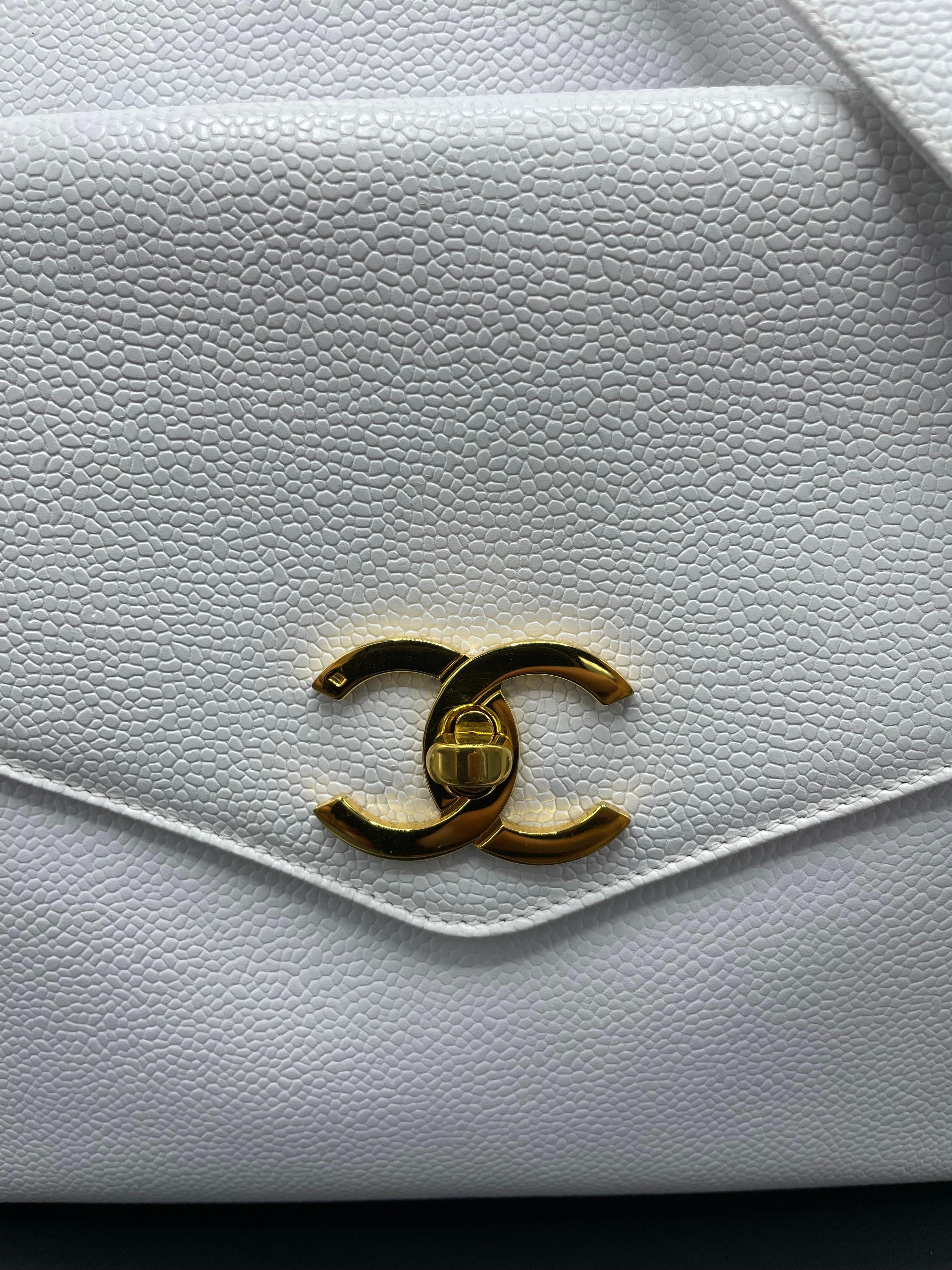 Chanel Weiße Kaviarleder-Tragetasche mit Fronttasche im Zustand „Gut“ im Angebot in Palm Beach, FL