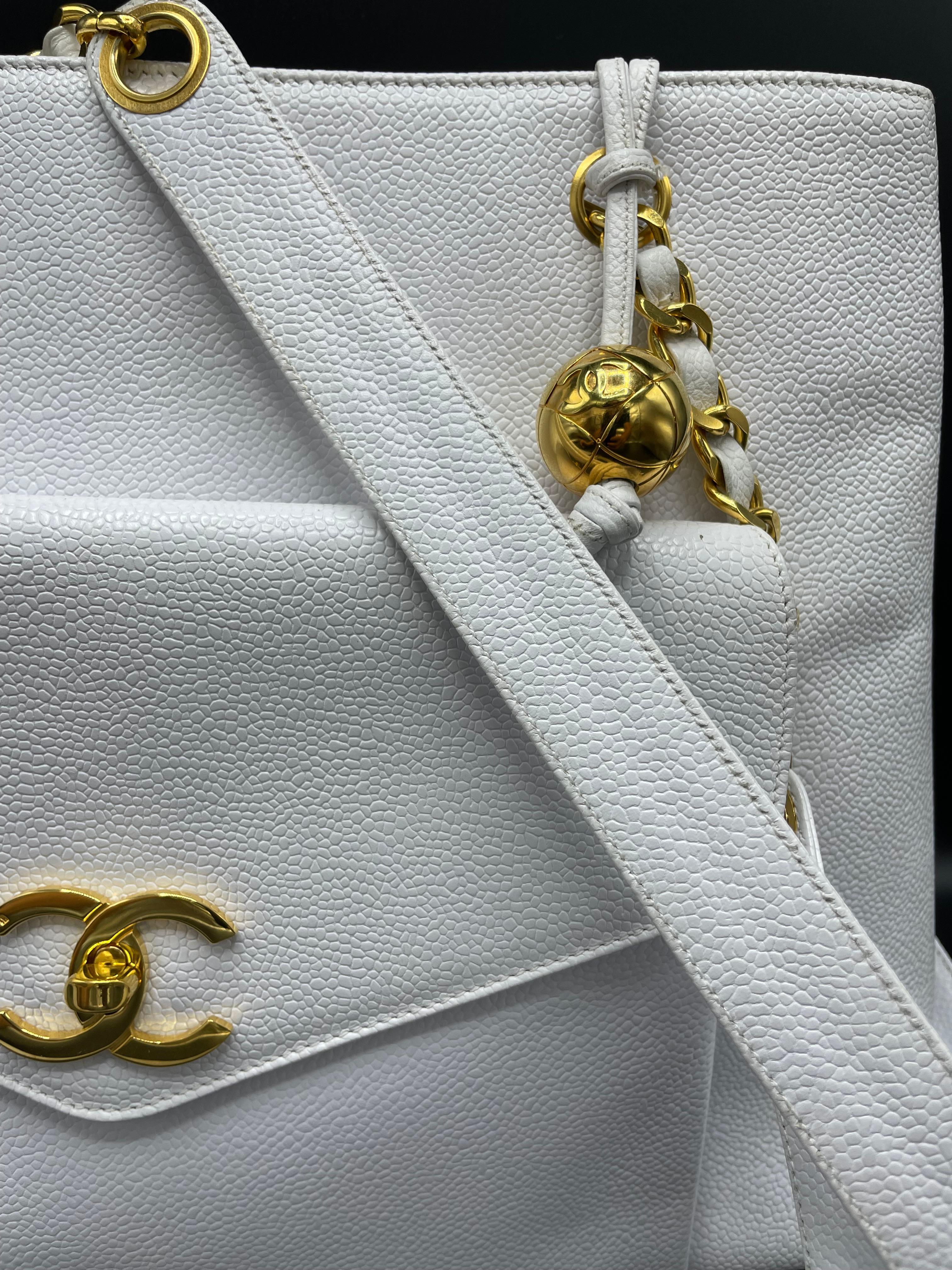 Chanel Weiße Kaviarleder-Tragetasche mit Fronttasche im Angebot 1