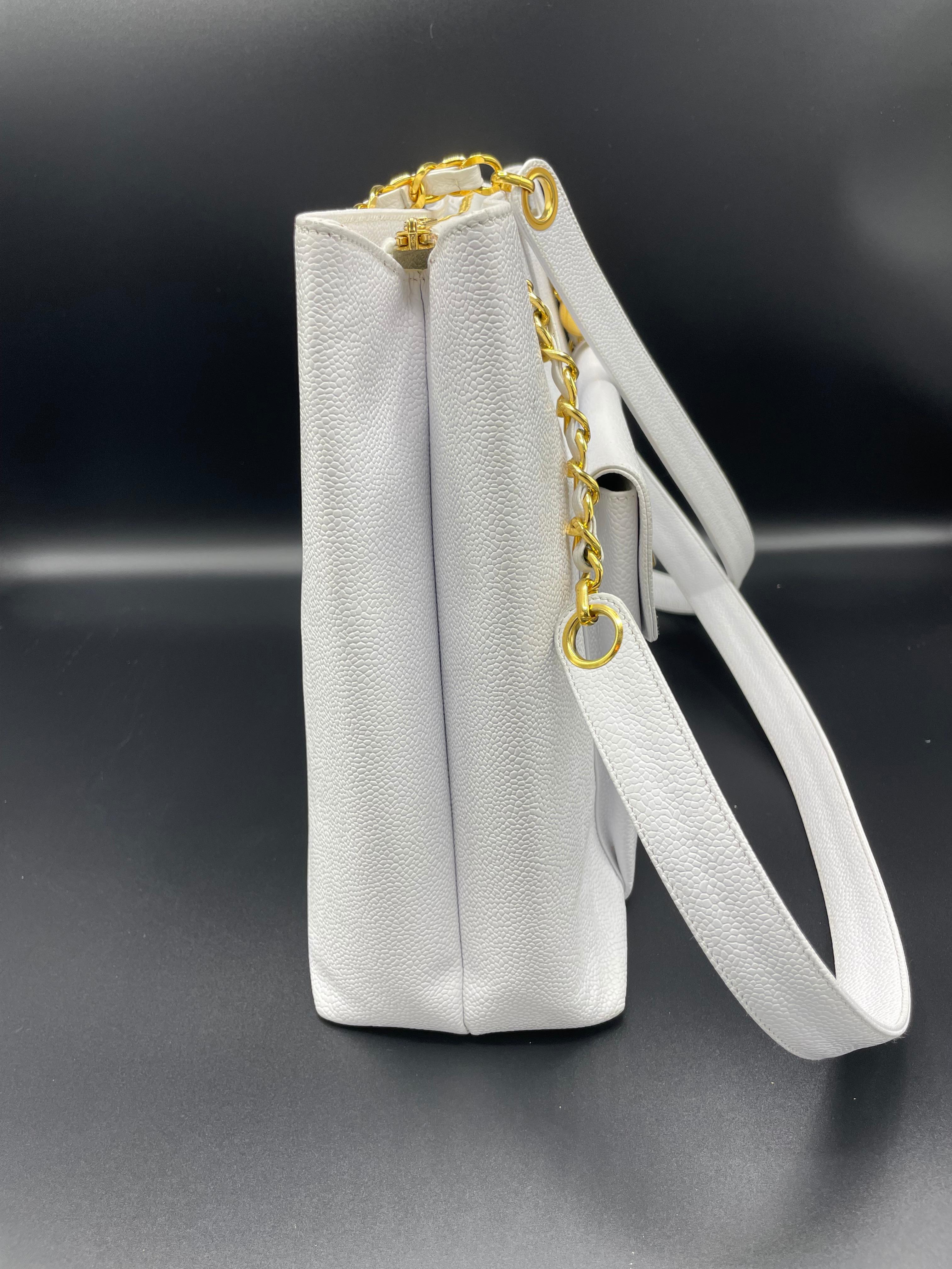 Chanel Weiße Kaviarleder-Tragetasche mit Fronttasche im Angebot 3
