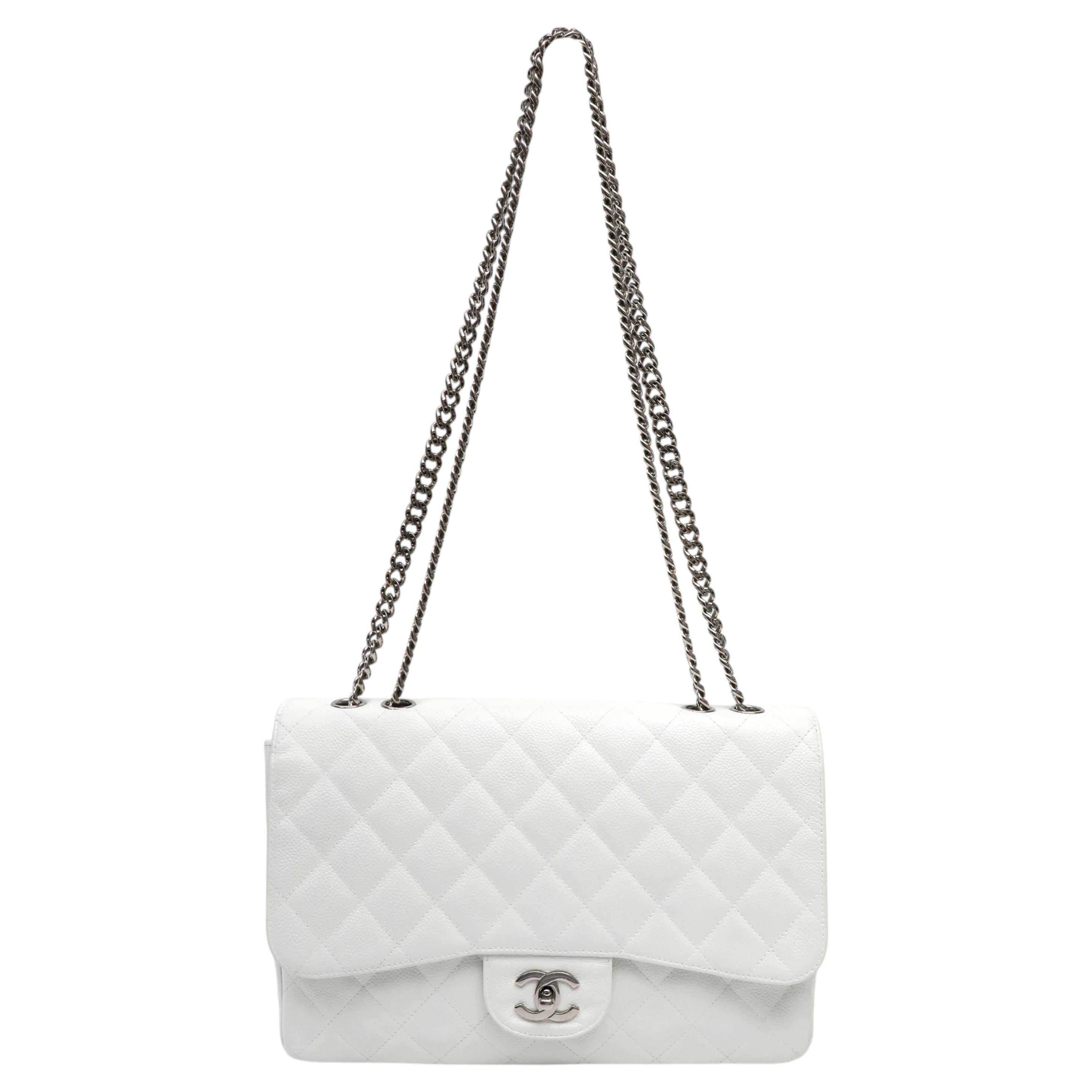 Chanel Borsa Jumbo Classic Flap in pelle di caviale bianca con finiture in argento in vendita