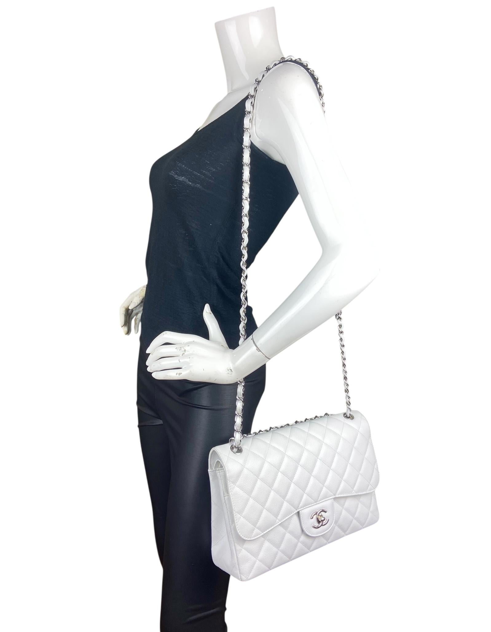 Chanel Weißes Kaviarleder Gesteppte Einzelklappe Jumbo Classic Bag (Grau) im Angebot