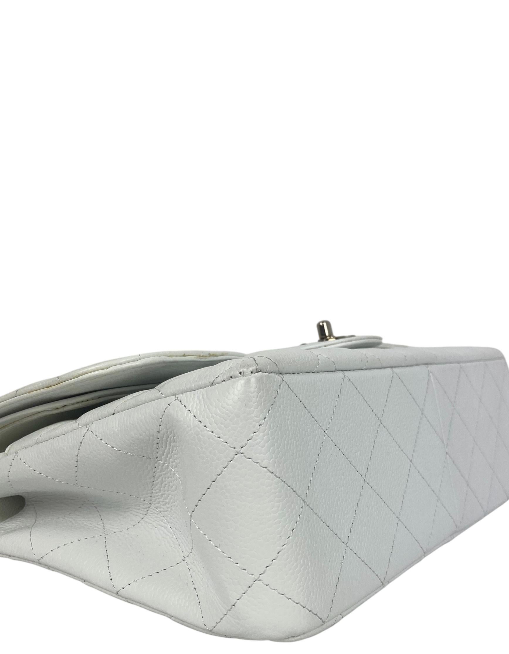 Chanel Weißes Kaviarleder Gesteppte Einzelklappe Jumbo Classic Bag Damen im Angebot