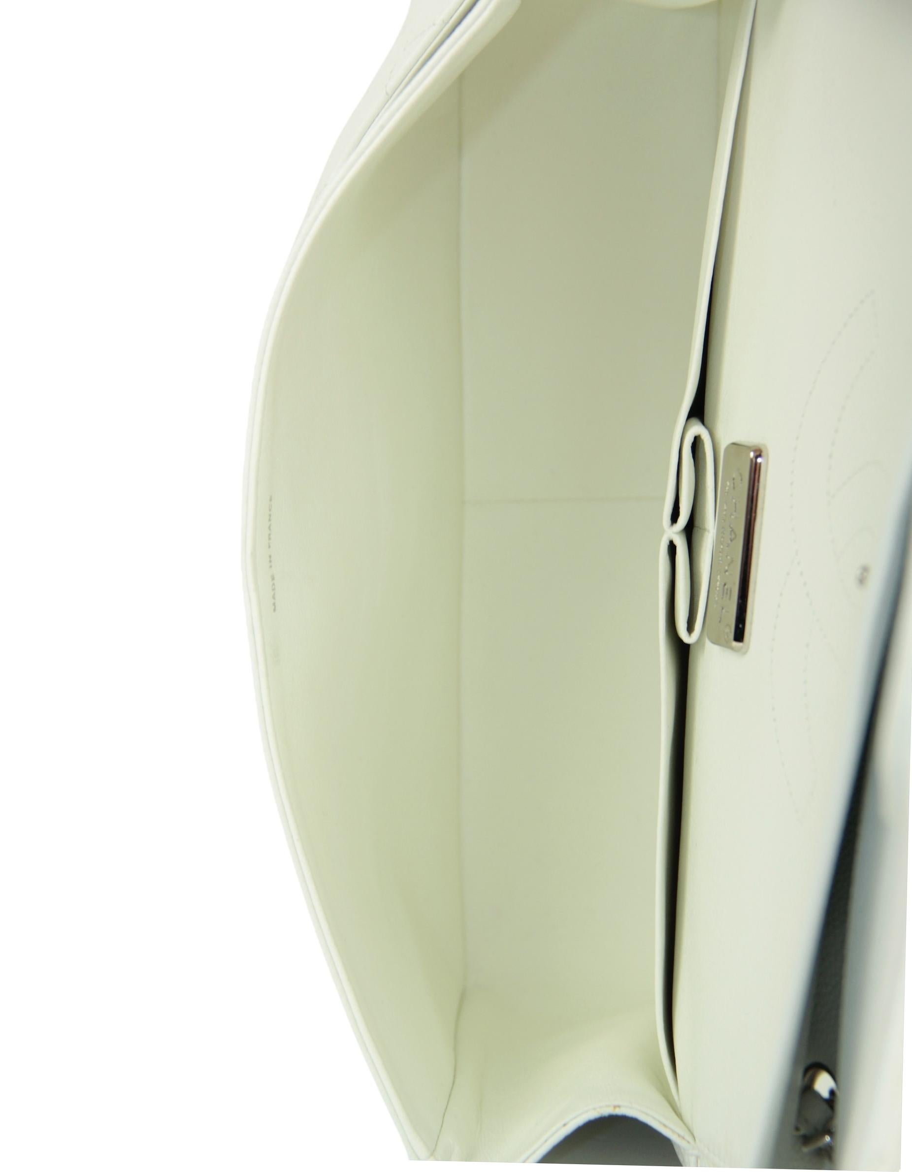 Chanel Weißes Kaviarleder Gesteppte Einzelklappe Jumbo Classic Bag im Angebot 2