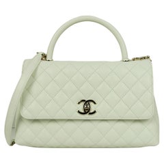 Bolso con solapa Coco Chanel pequeño acolchado en piel de caviar blanca