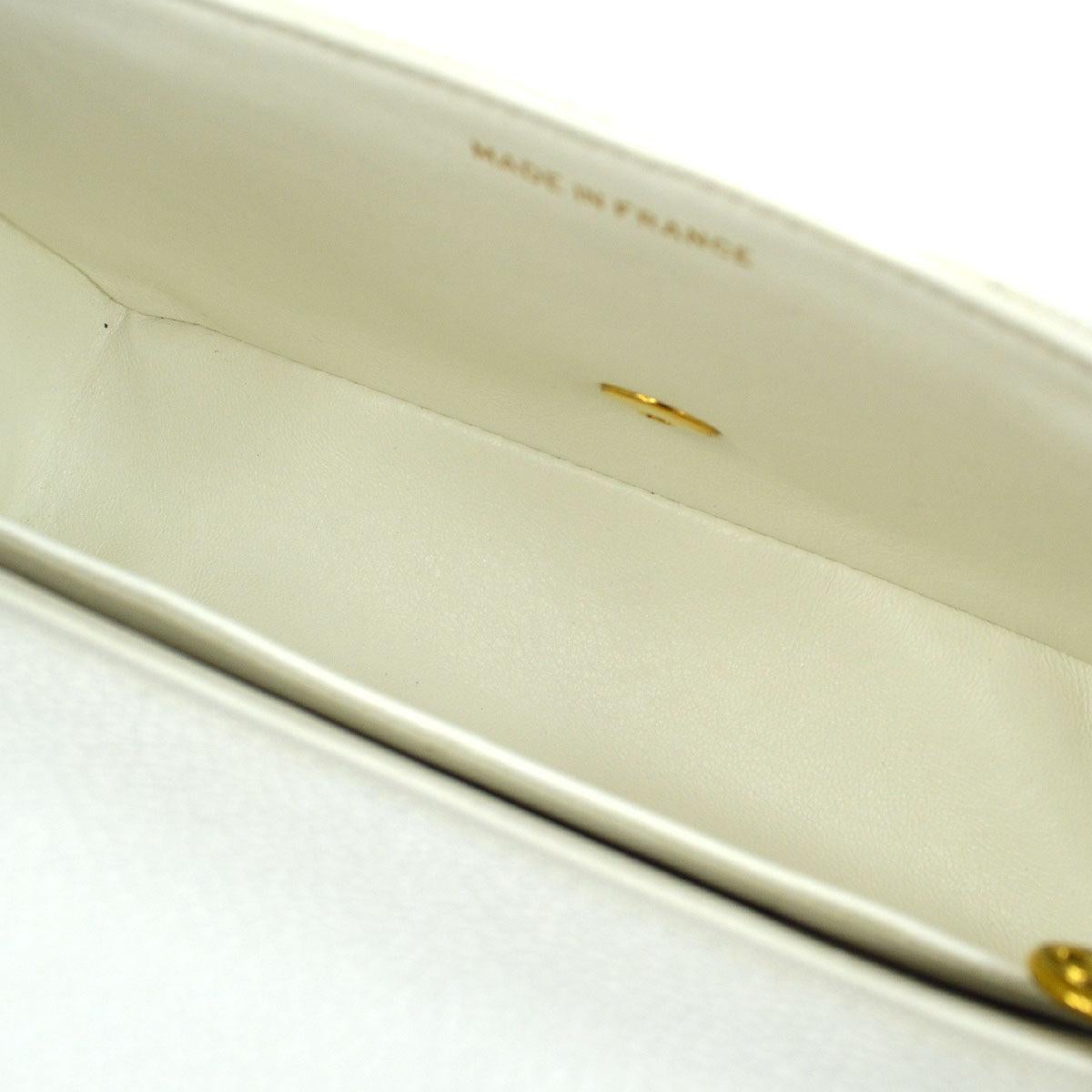 CHANEL Weiße Umhängetasche aus Leder in Kaviar mit goldener Klappe (Grau) im Angebot