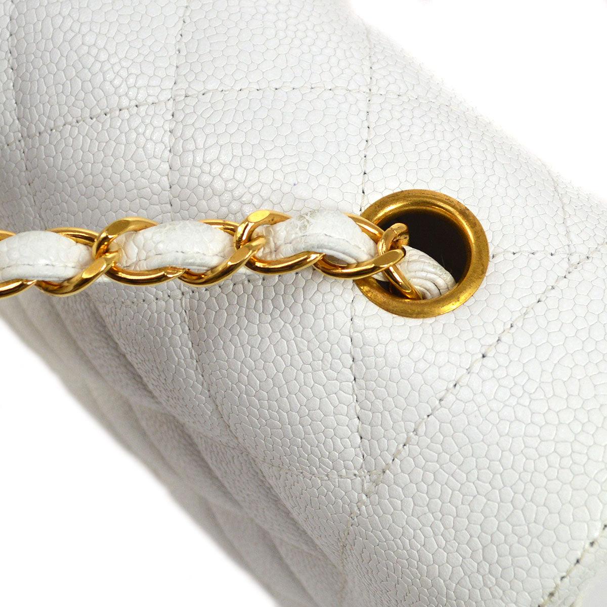 CHANEL Weiße Umhängetasche aus Leder in Kaviar mit goldener Klappe Damen im Angebot