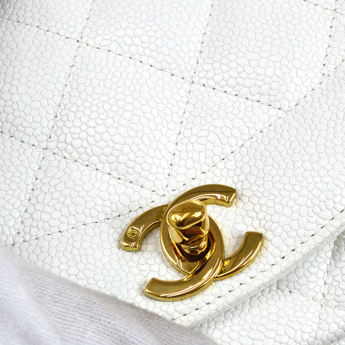 CHANEL Weiße Umhängetasche aus Leder in Kaviar mit goldener Klappe im Angebot 1