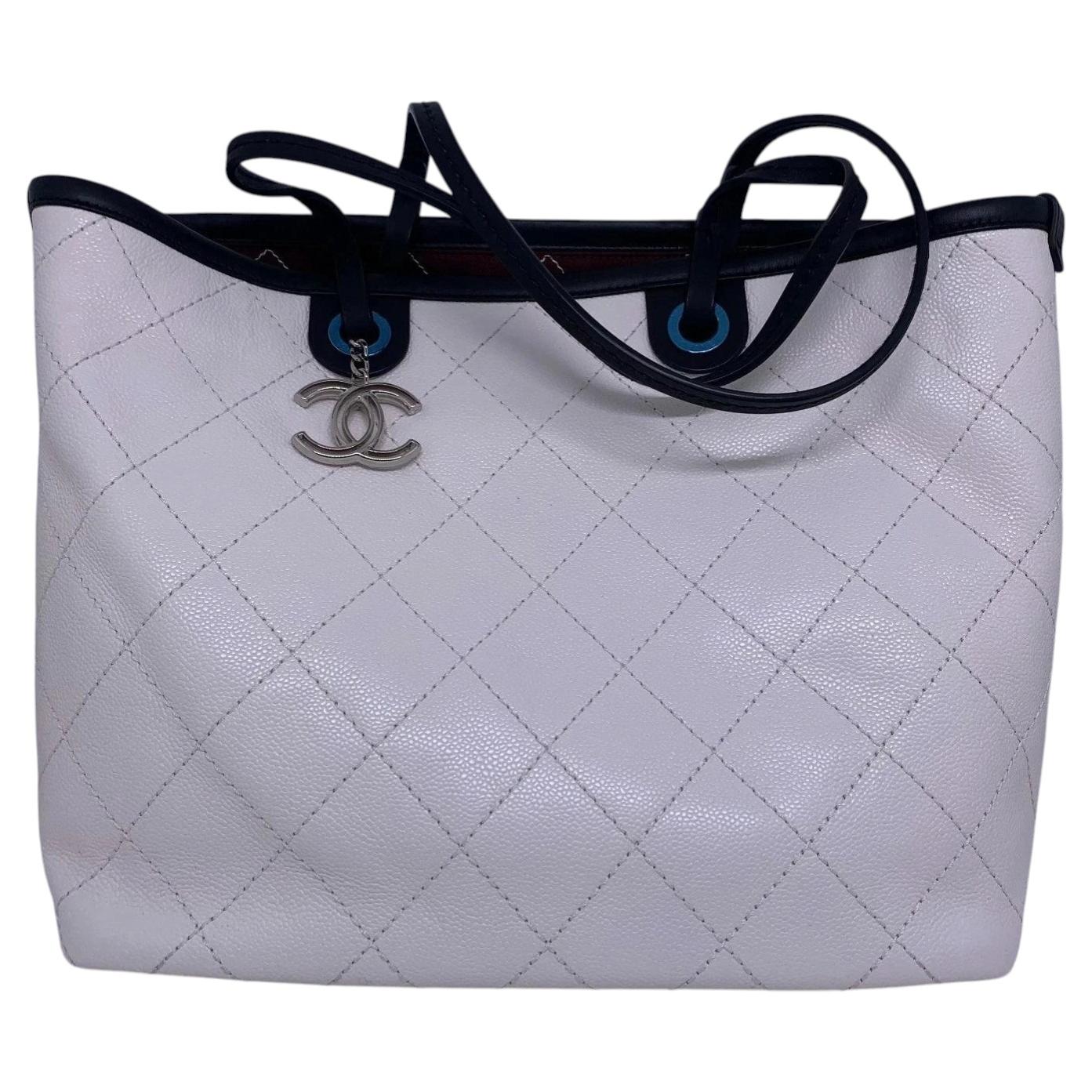 CHANEL Blanco Caviar Cuero Tote Zipper Negro Trim w/ Pouch Auténtico en venta