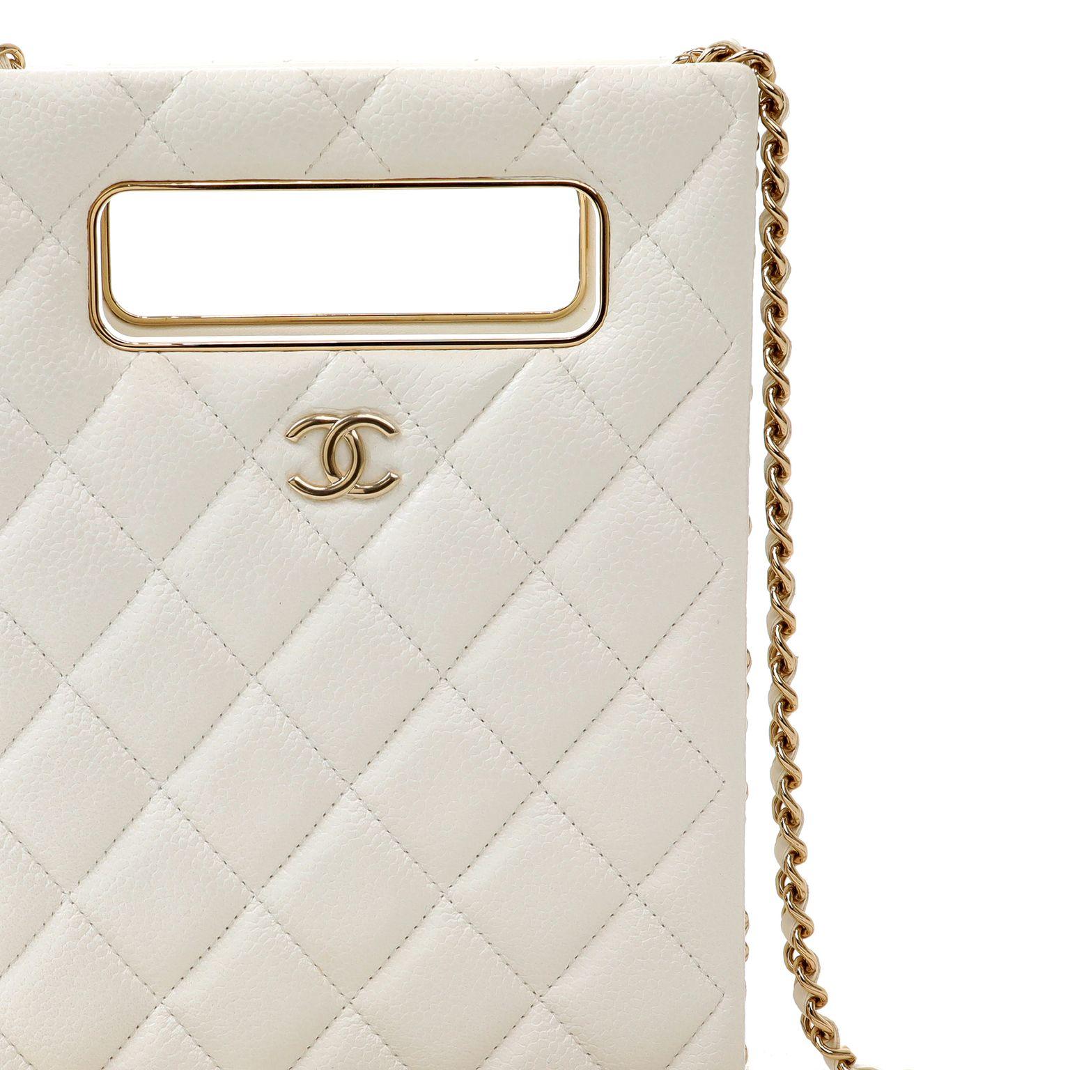 Chanel White Caviar Matelasse Crossbody Bag with Gold Hardware In Good Condition In Palm Beach, FL