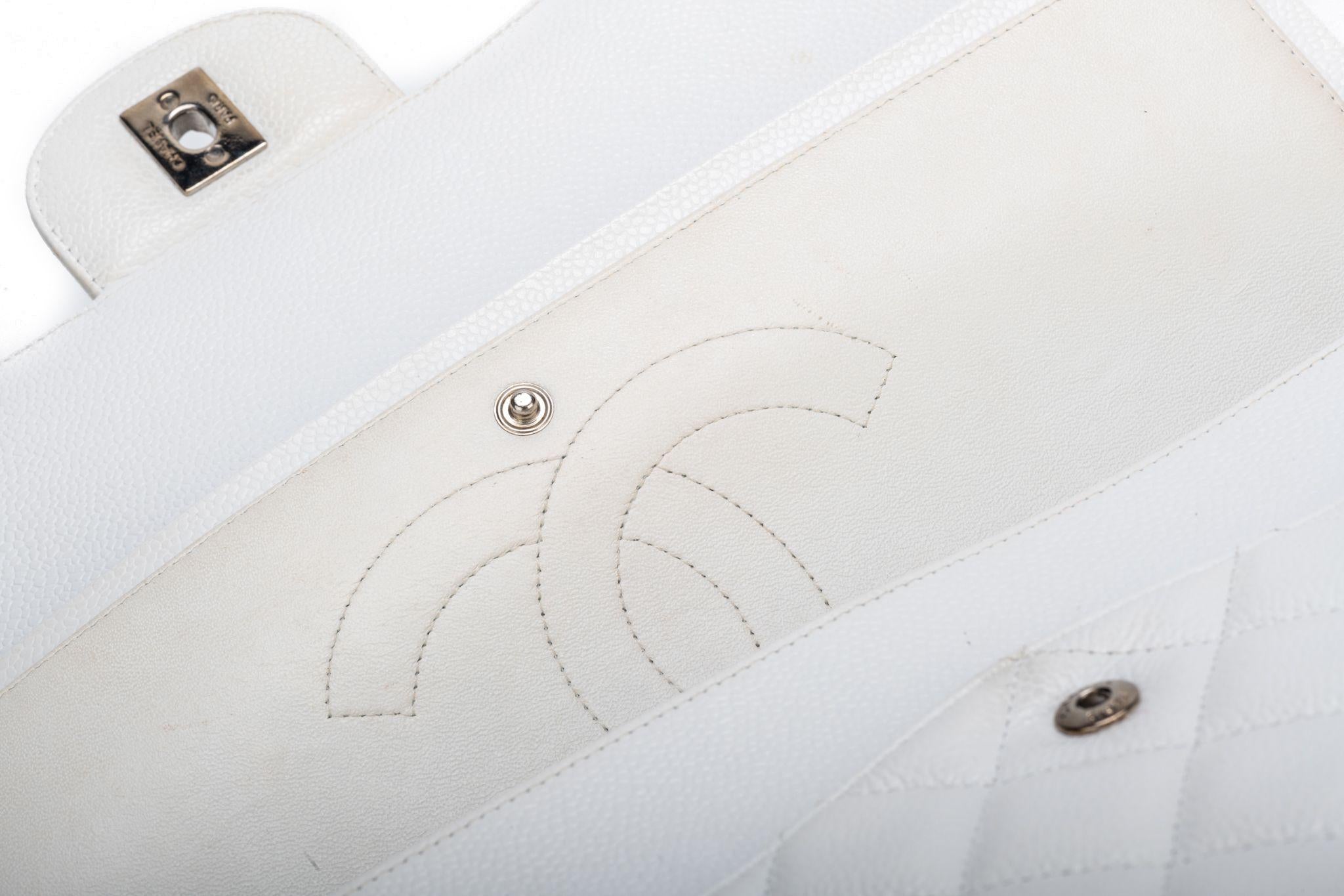 Chanel White Caviar Maxi Double Flap Bag In Excellent Condition For Sale In West Hollywood, CA