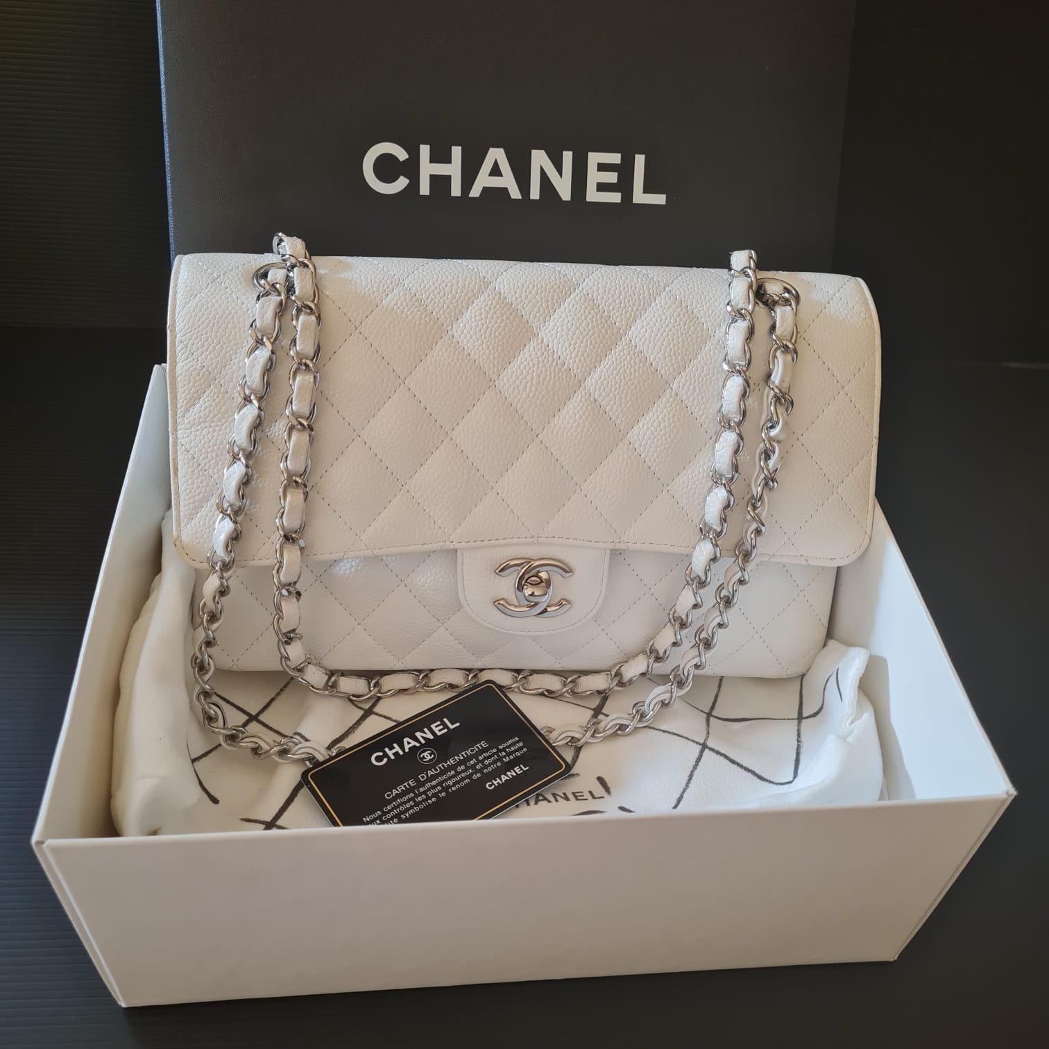 Chanel medium caviar in white colour silver hardware.

The bag is still in very good condition, with gentle signs of usage. The bag is still in its original condition. 

Inclusion: Authenticity Card, Dust Bag, Box

Serial Number: #16334440