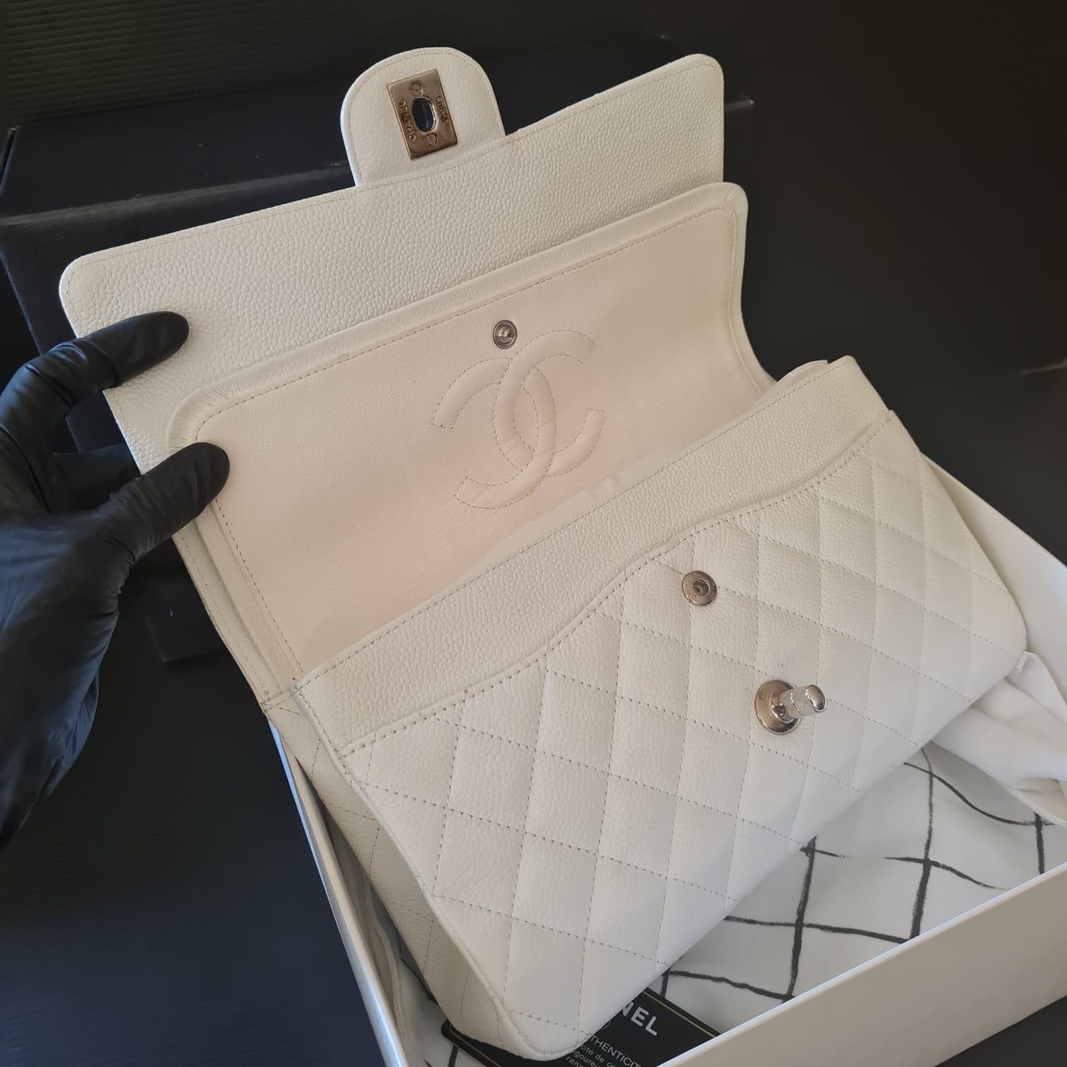 Chanel White Caviar Quilted Medium Classic Double Flap Bag In Good Condition In Jakarta, Daerah Khusus Ibukota Jakarta