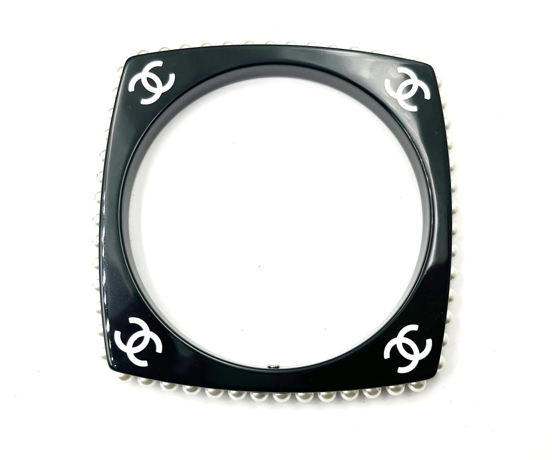 Artisan Chanel Rare bracelet jonc en résine noire CC et perles  en vente