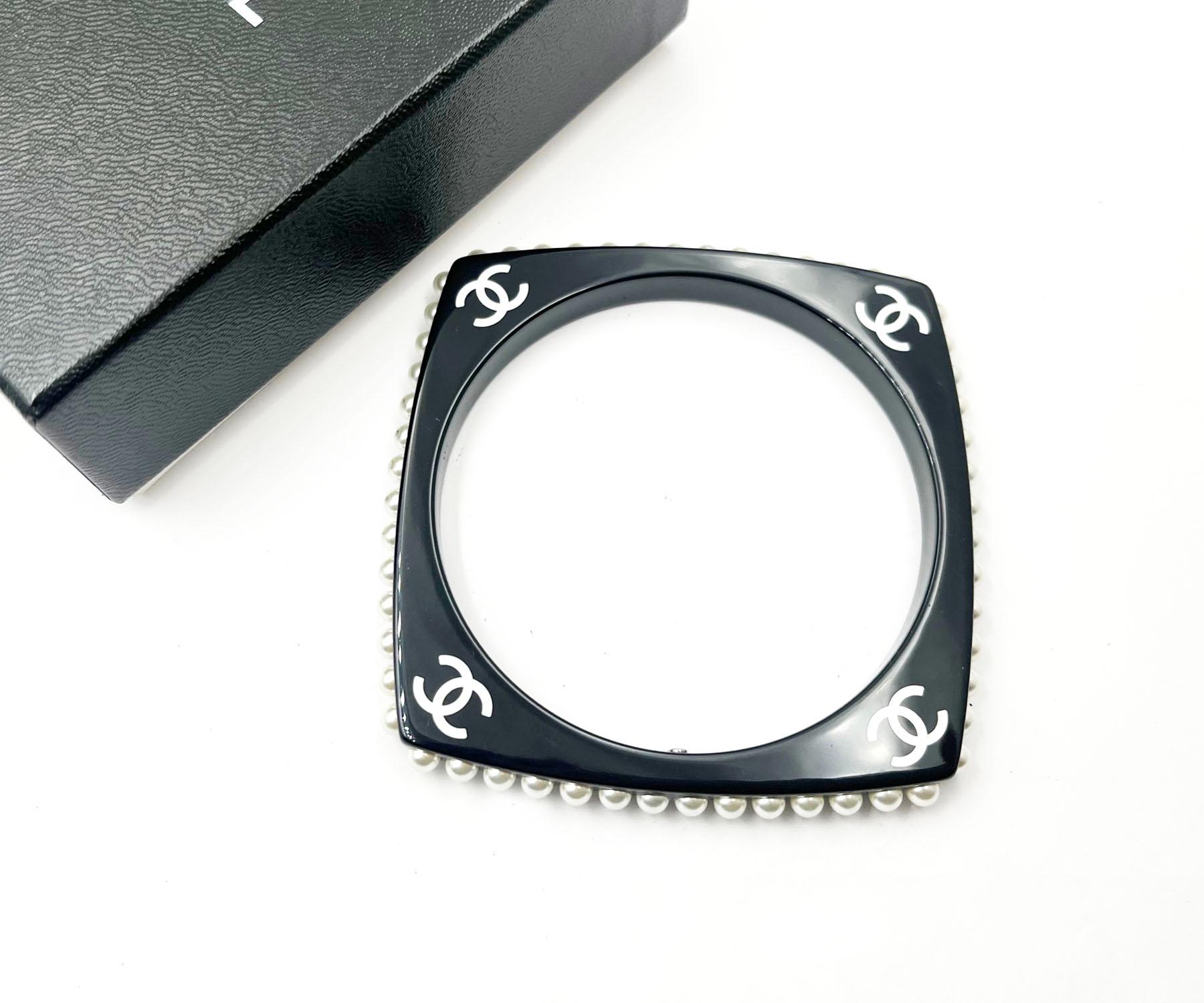 Chanel Rare White CC Black Resin Pearl Edge Bangle Bracelet  In Excellent Condition For Sale In Pasadena, CA