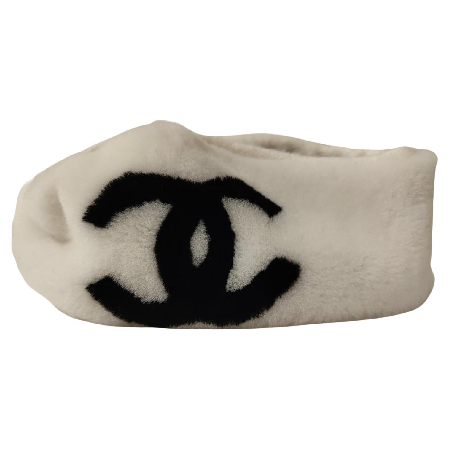 Chanel white cc logo in black sheepshin cashmere sash neck warmes