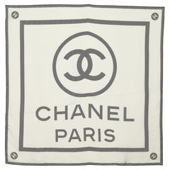Chanel Weißer Seidenschal mit CC-Logodruck