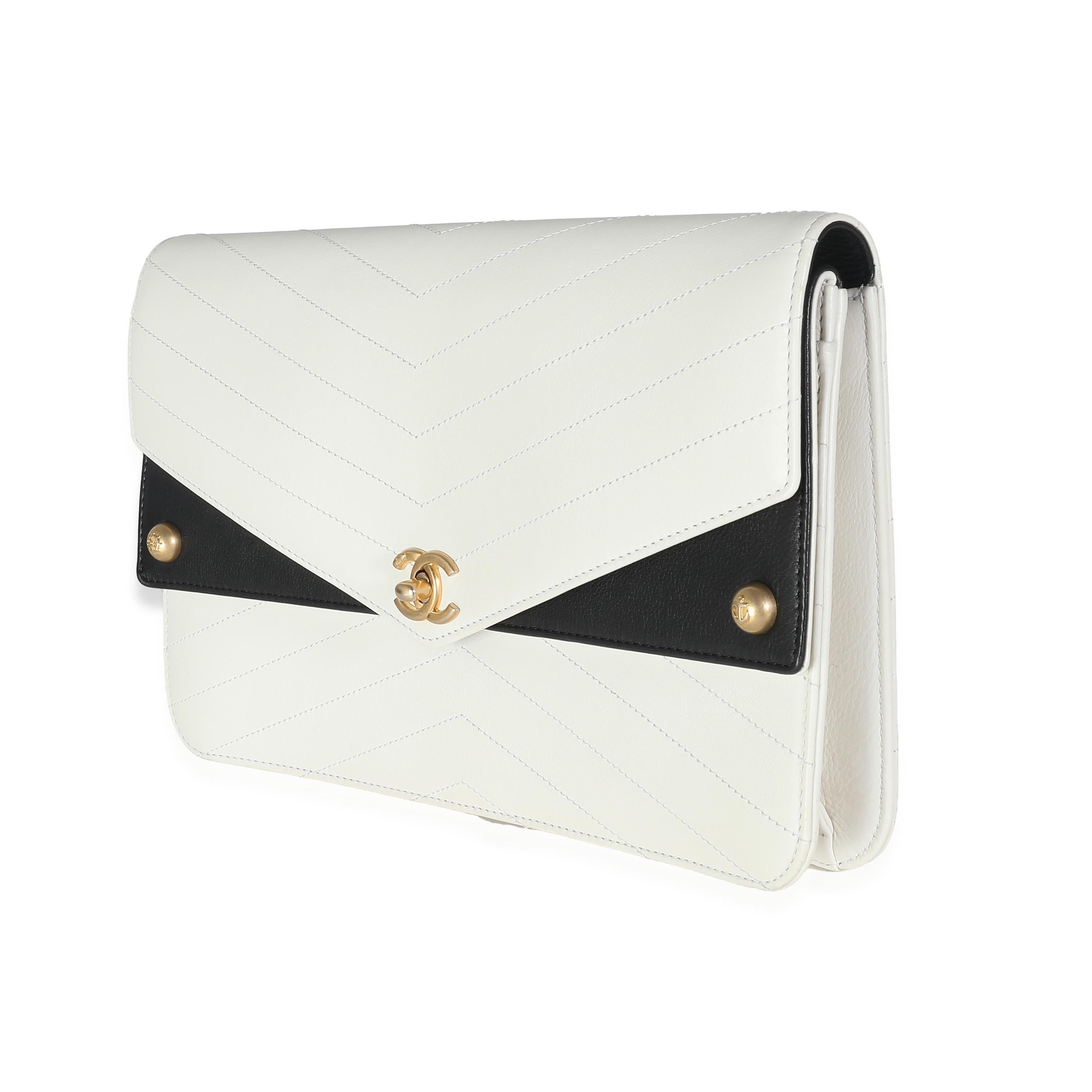 Chanel White Chevron Calfskin Casual Trip Flap Clutch In Excellent Condition In New York, NY