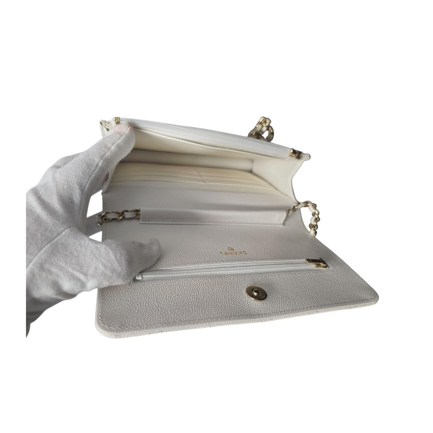 Chanel Portafoglio classico bianco in caviale con catena WOC in vendita 5