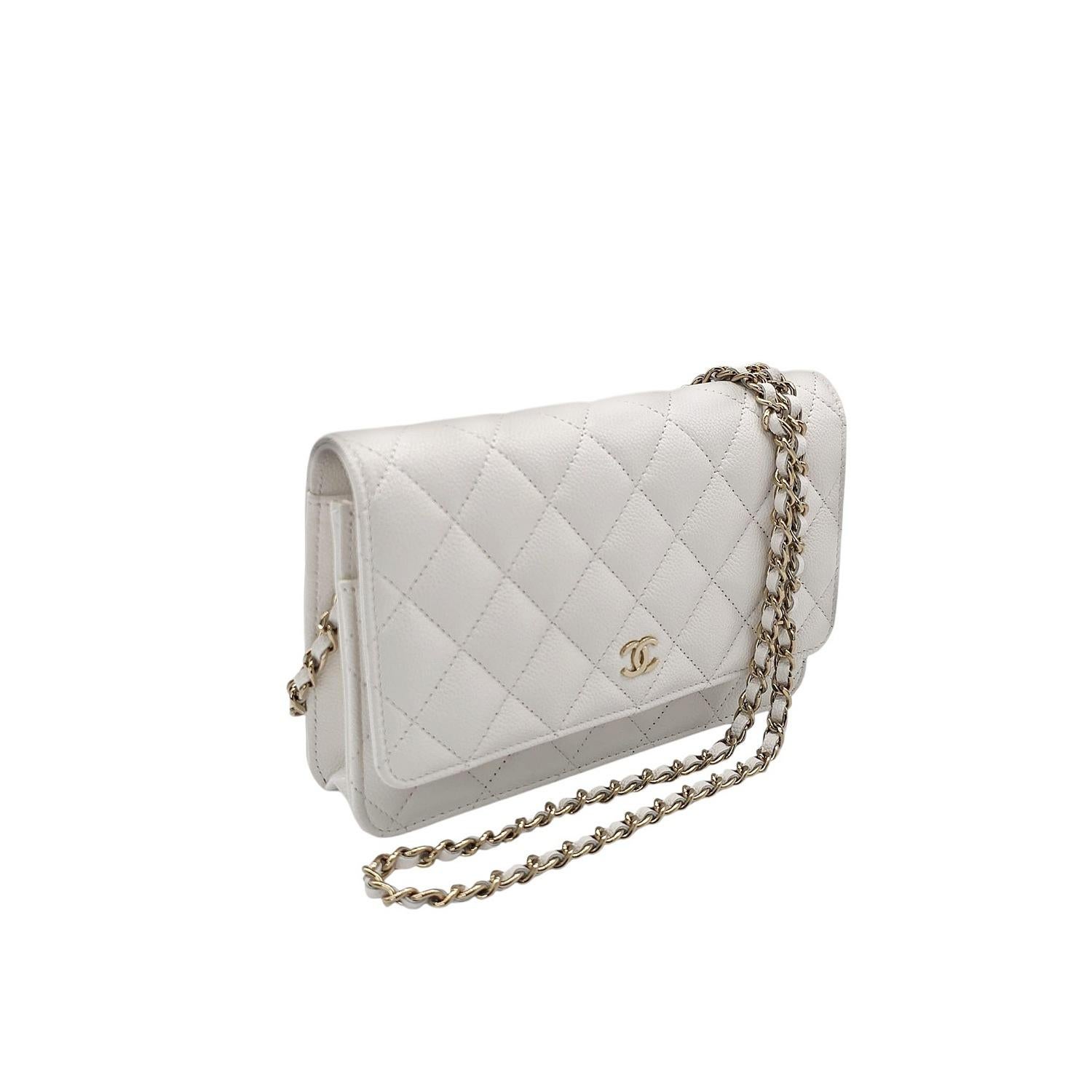 Il portafoglio Chanel White Classic Caviar On Chain (WOC) è sapientemente realizzato in pelle di caviale bianca testurizzata, nota per la sua durata e la sua finitura raffinata. Con il logo Chanel CC in tonalità oro e la tracolla a catena in pelle