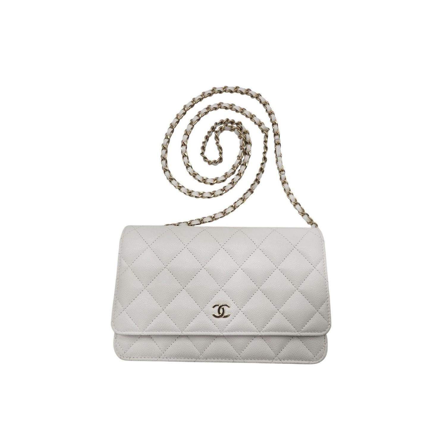 Grigio Chanel Portafoglio classico bianco in caviale con catena WOC in vendita